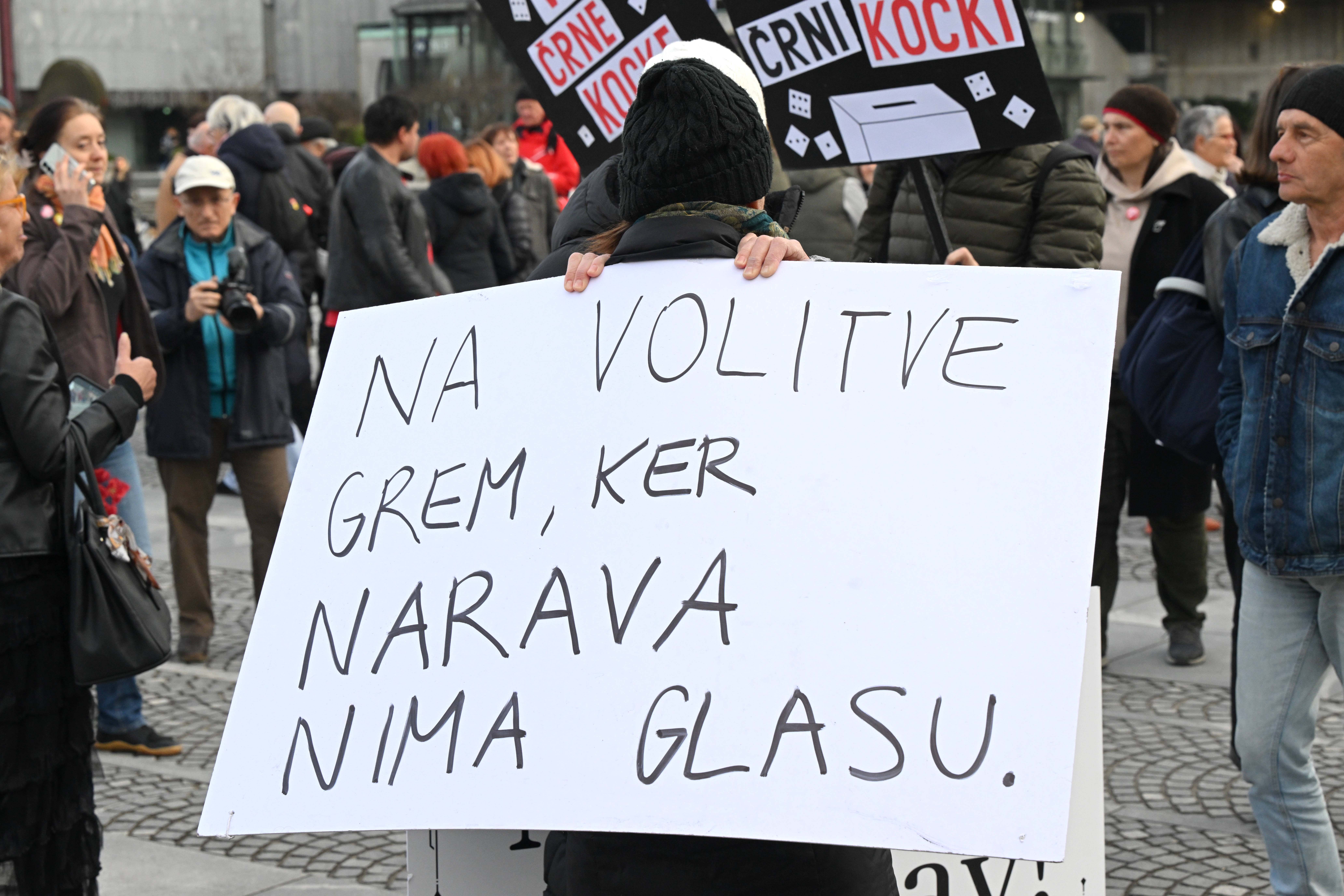 Protestni predvolilni shod na Trgu republike