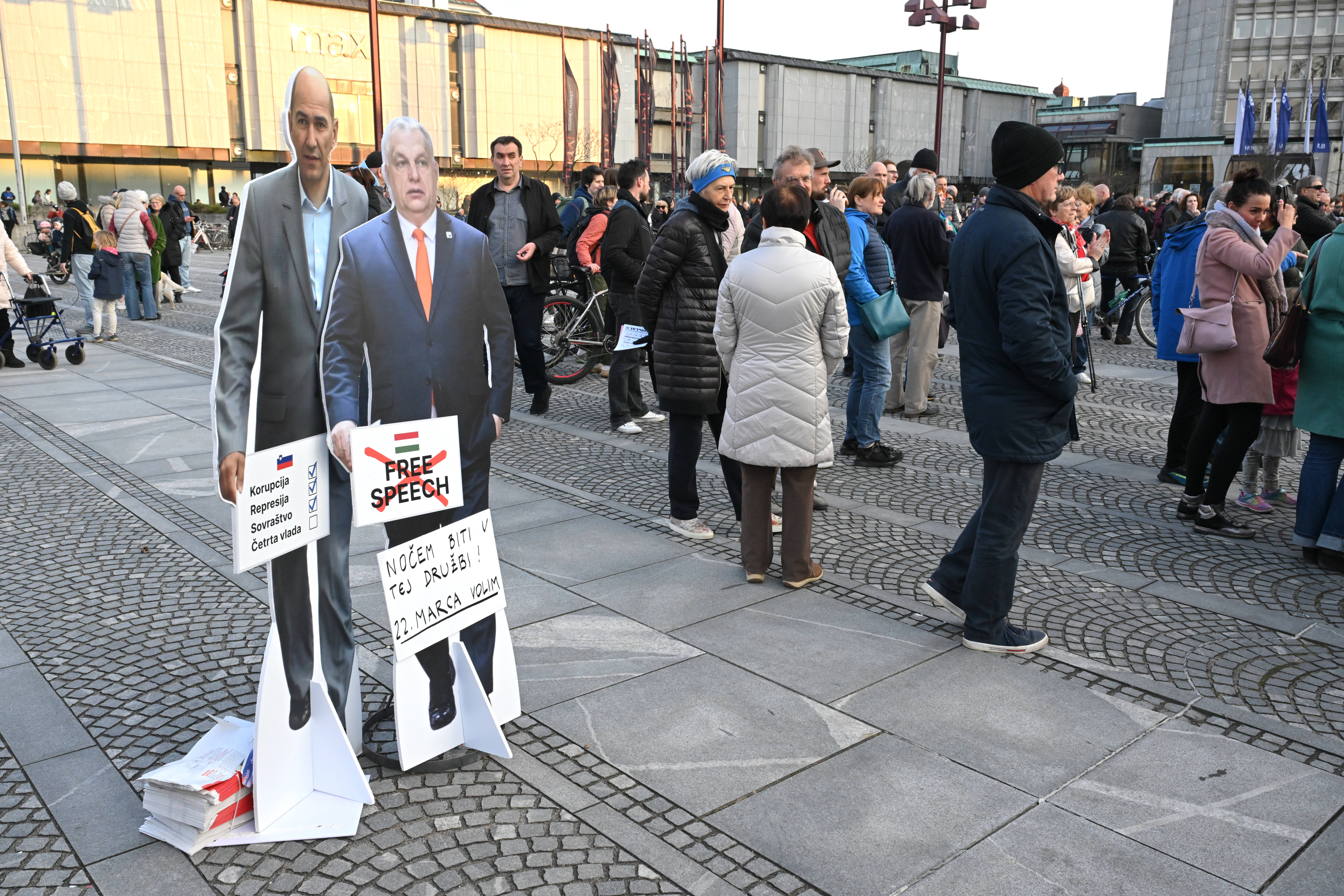 Protestni predvolilni shod na Trgu republike