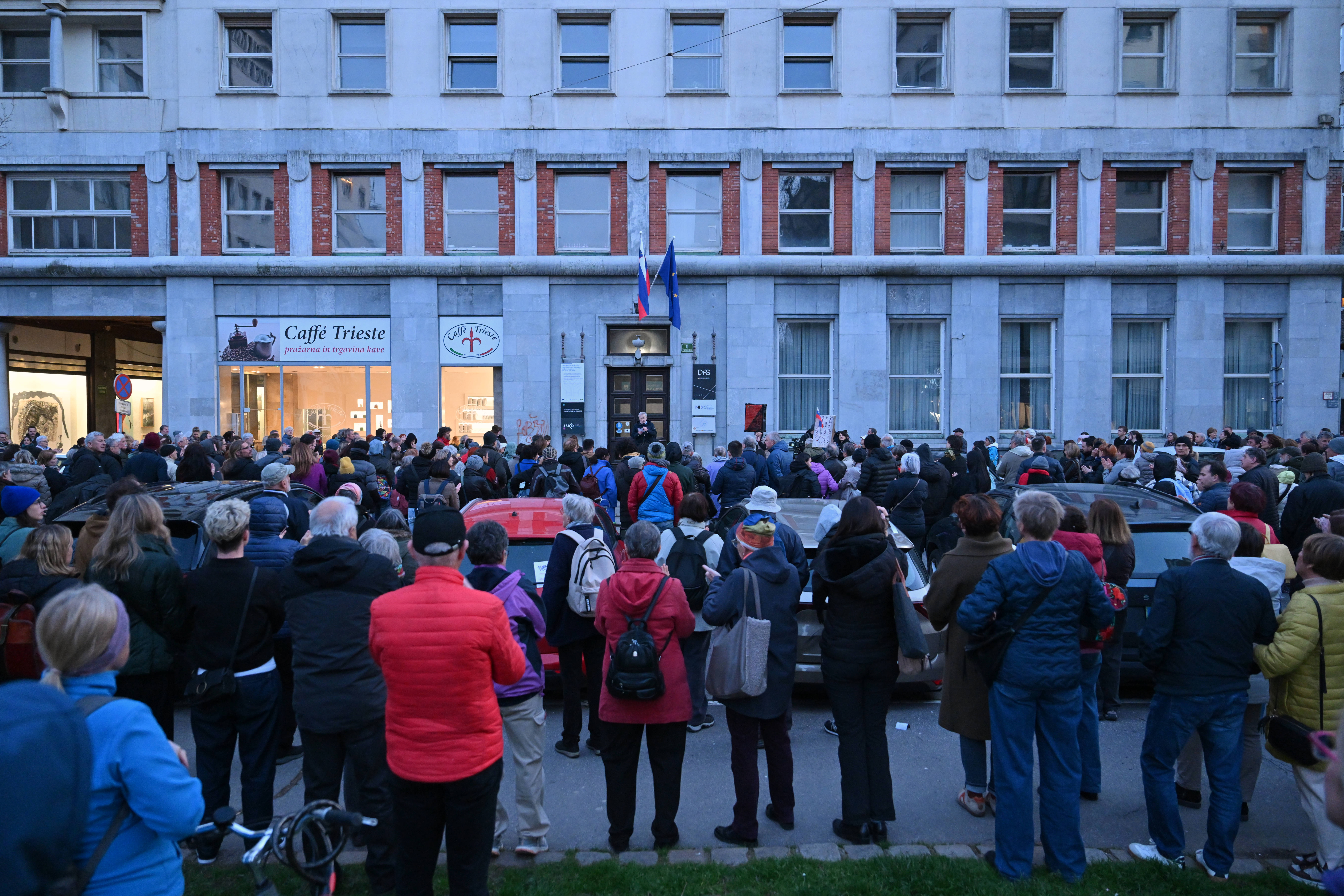 Protestni predvolilni shod na trgu republike