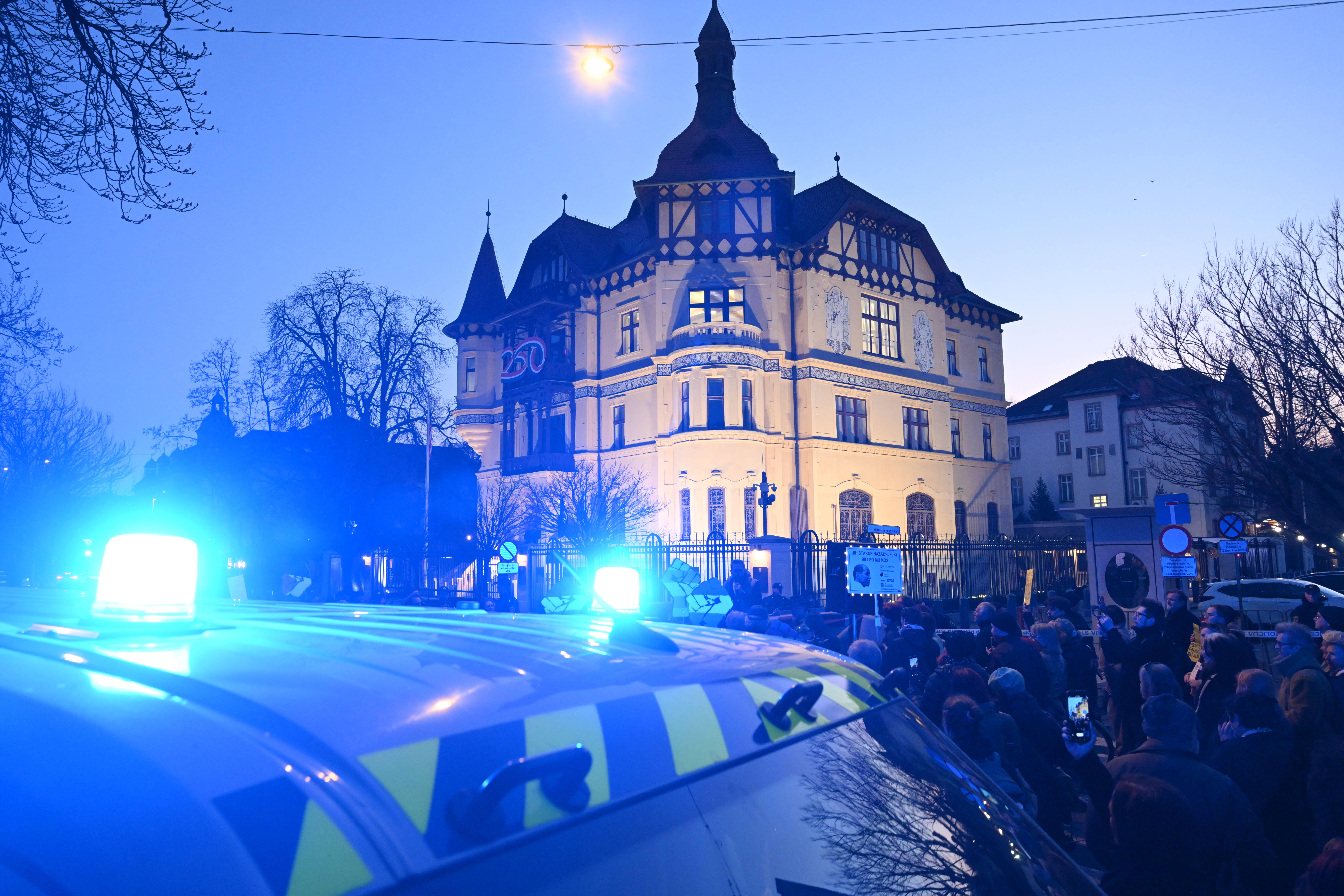 Protestni predvolilni shod na trgu republike