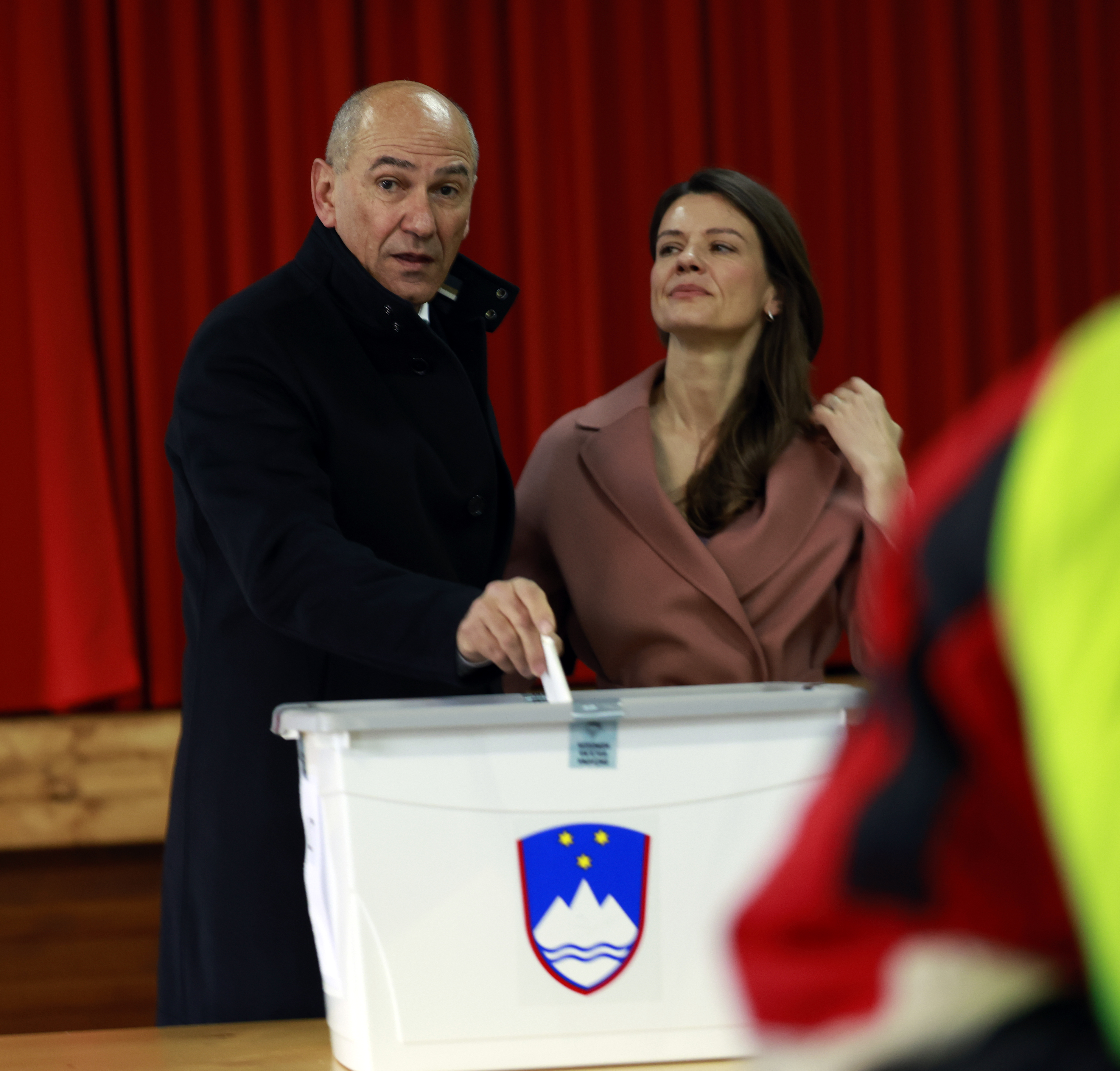 janša na volišču z ženo