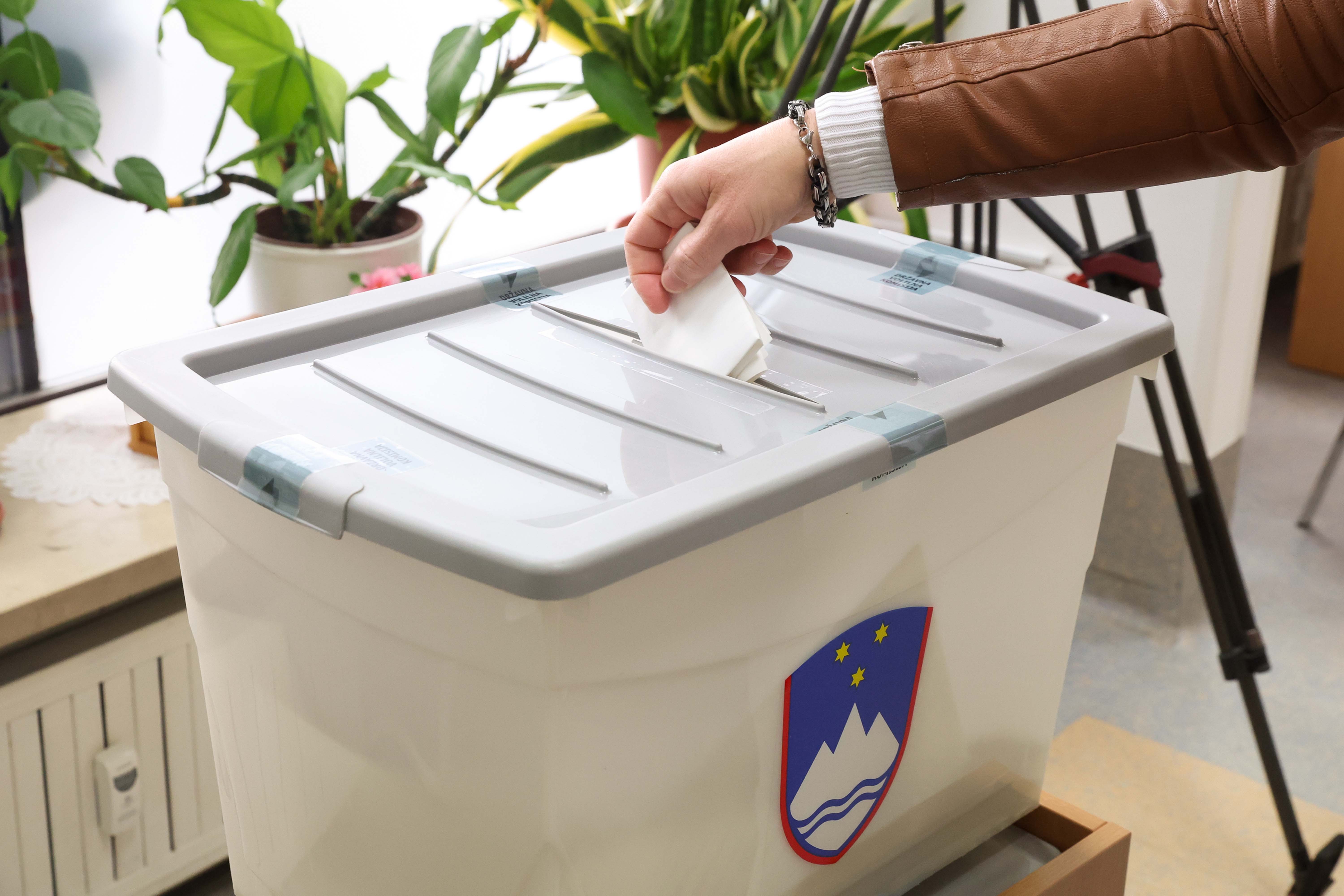 Ljudje volijo na volišču med državnozborskimi volitvami