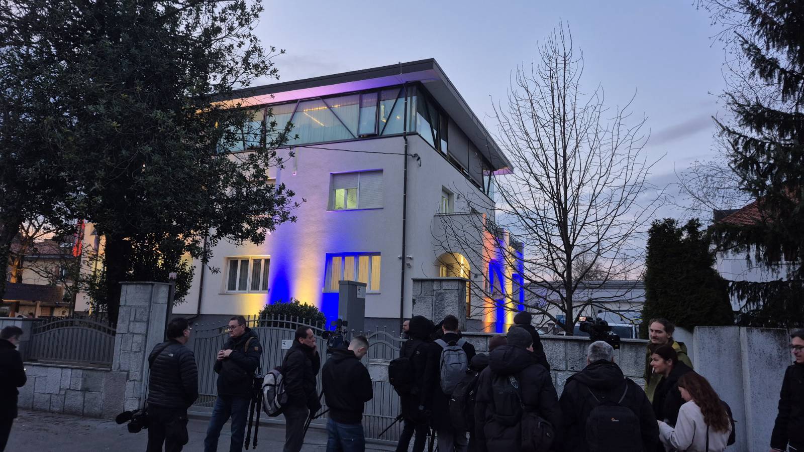 Dogajanje pred sedežem SDS