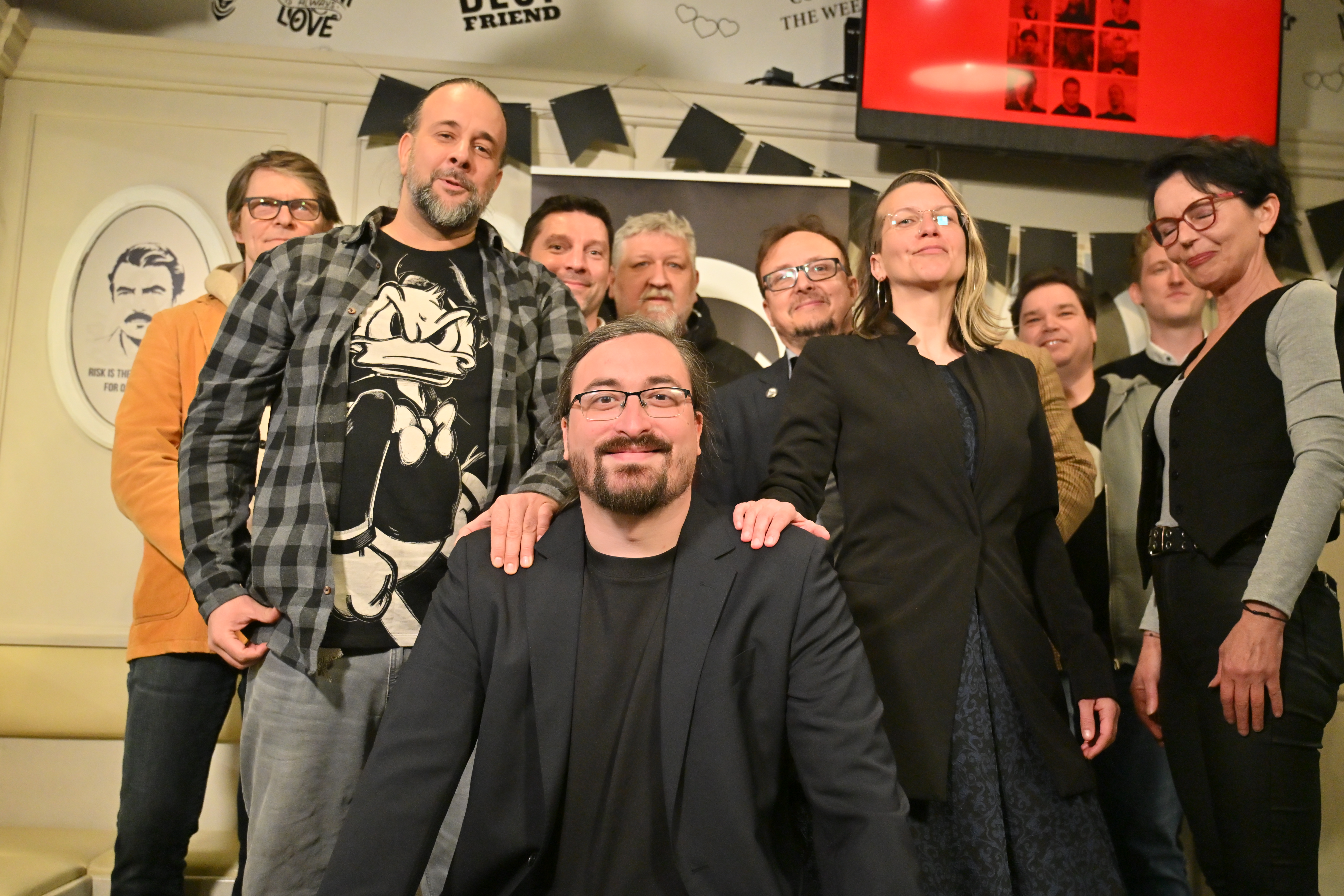 Slovenija, Ljubljana, 22.03.2026, 22. marec 2026Člani stranke Pirati čakajo na rezultate državnozborskih volitev. volilna skrinjica, listek, politikaFoto:Igor Kupljenik  /F.A.bobo