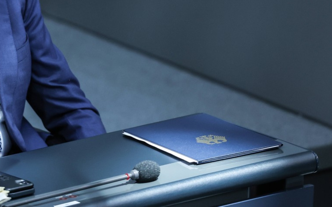 Dokument pred nemškim kanclerjem Friedrichom Merzem