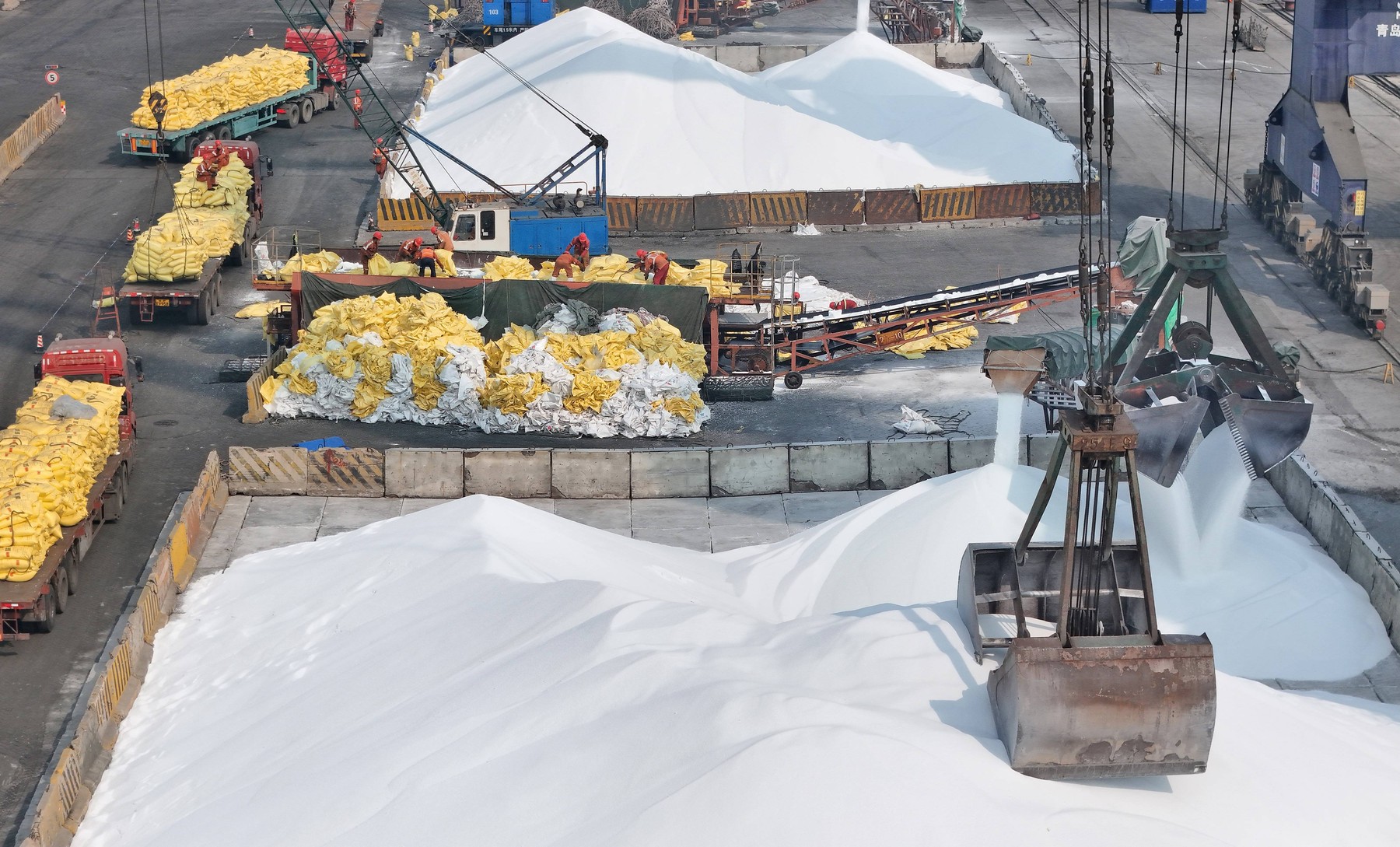 YANTAI, CHINA - MARCH 23, 2026 - A batch of fertilizers is being concentrated at the port and waiting to be loaded onto ships in Yantai, Shandong Province, China