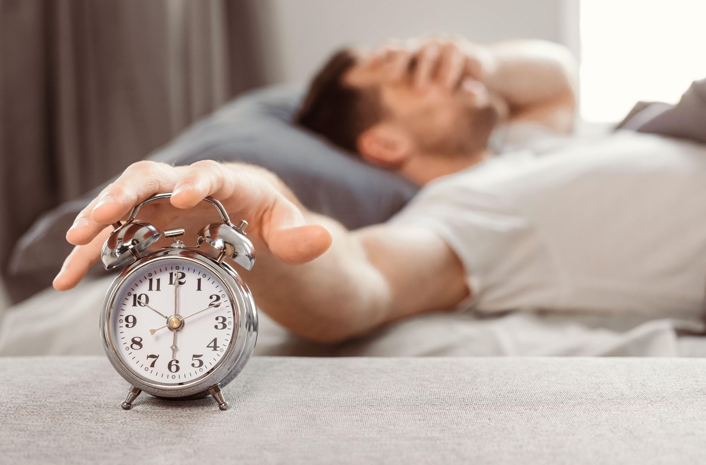 moški se prebuja ob budilki