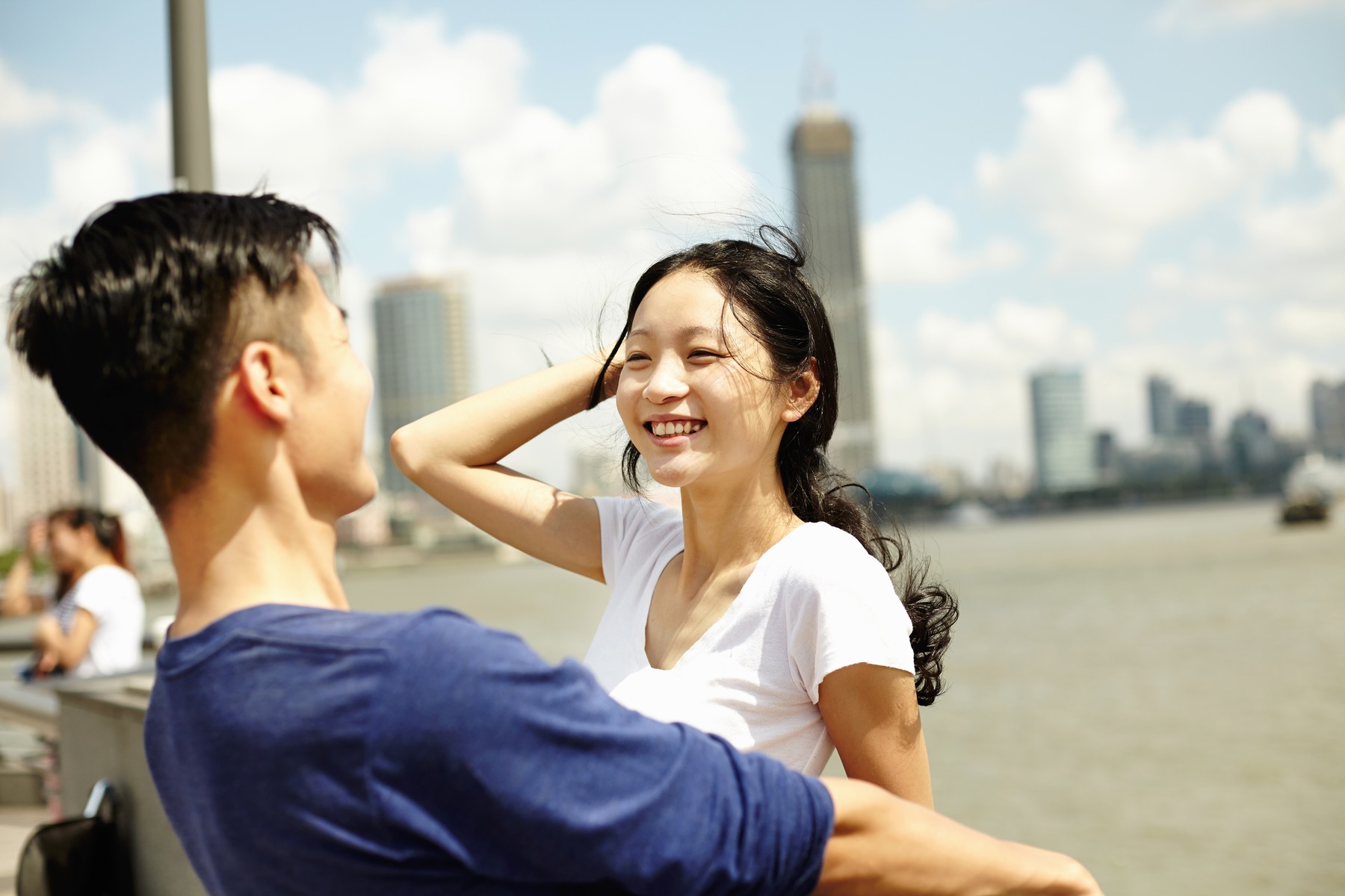 Mlad kitajski par na sprehodu po mestu