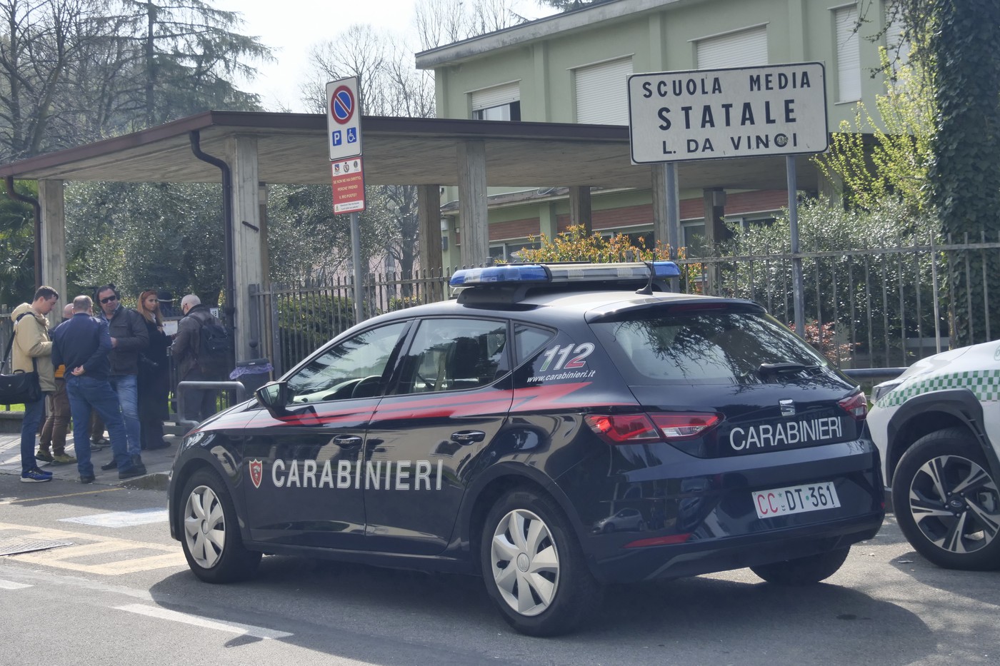 Pred šolo v Italiji učenec zabodel učiteljico