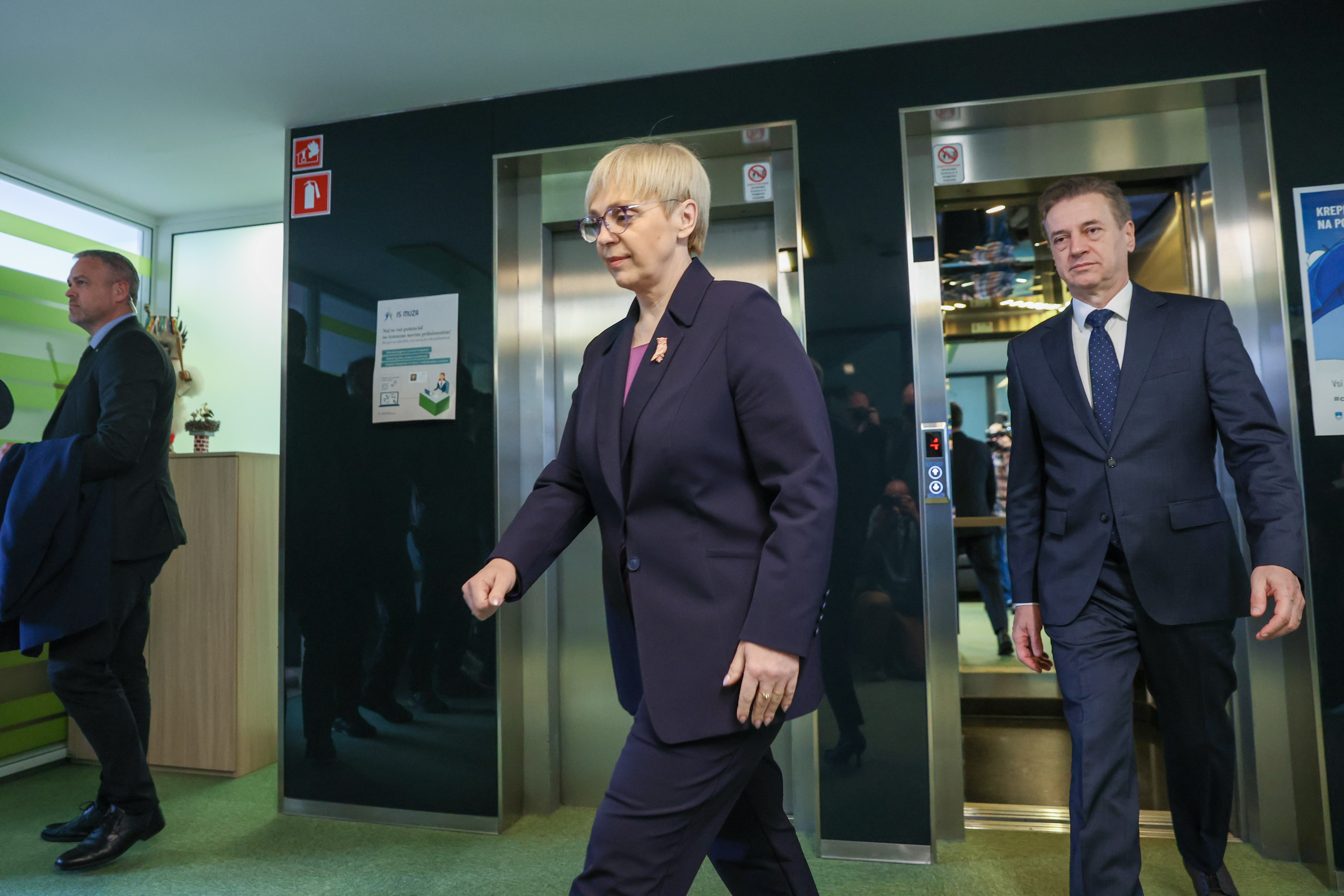 Predsednica republike in predsednik vlade ob prihodu na SNAV, Nataša Pirc Musar, Robert Golob