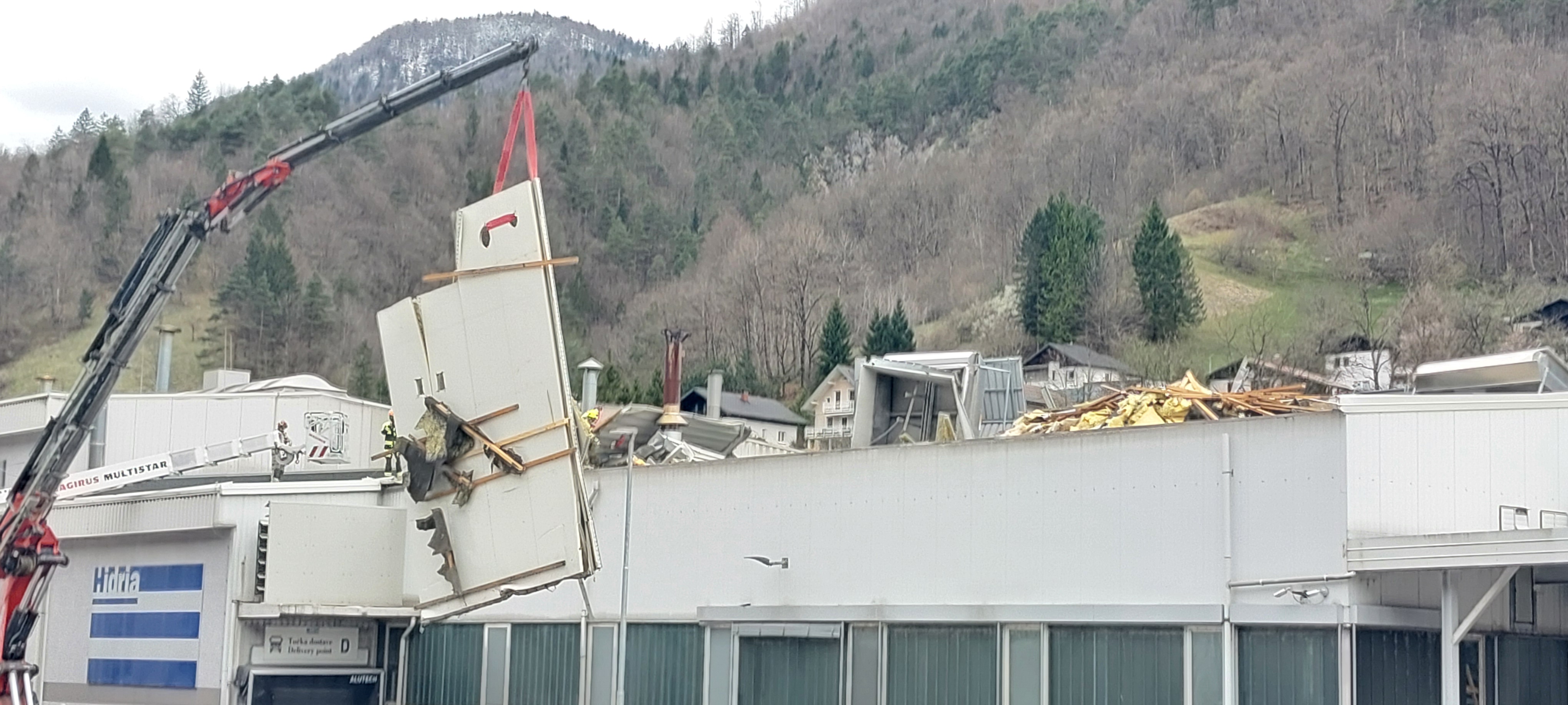 Odkrita streha na gospodarskem objektu v Spodnji Idriji