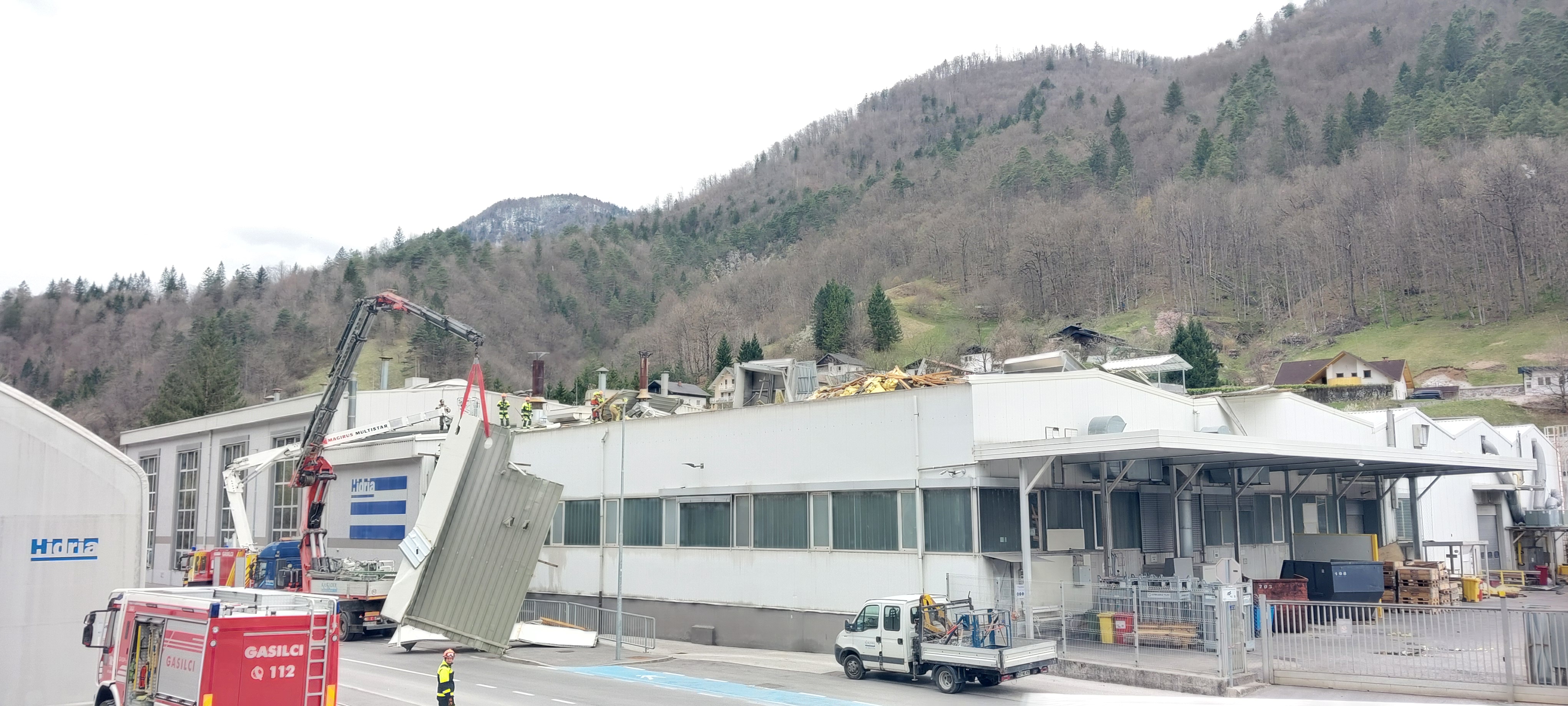 Odkrita streha na gospodarskem objektu v Spodnji Idriji