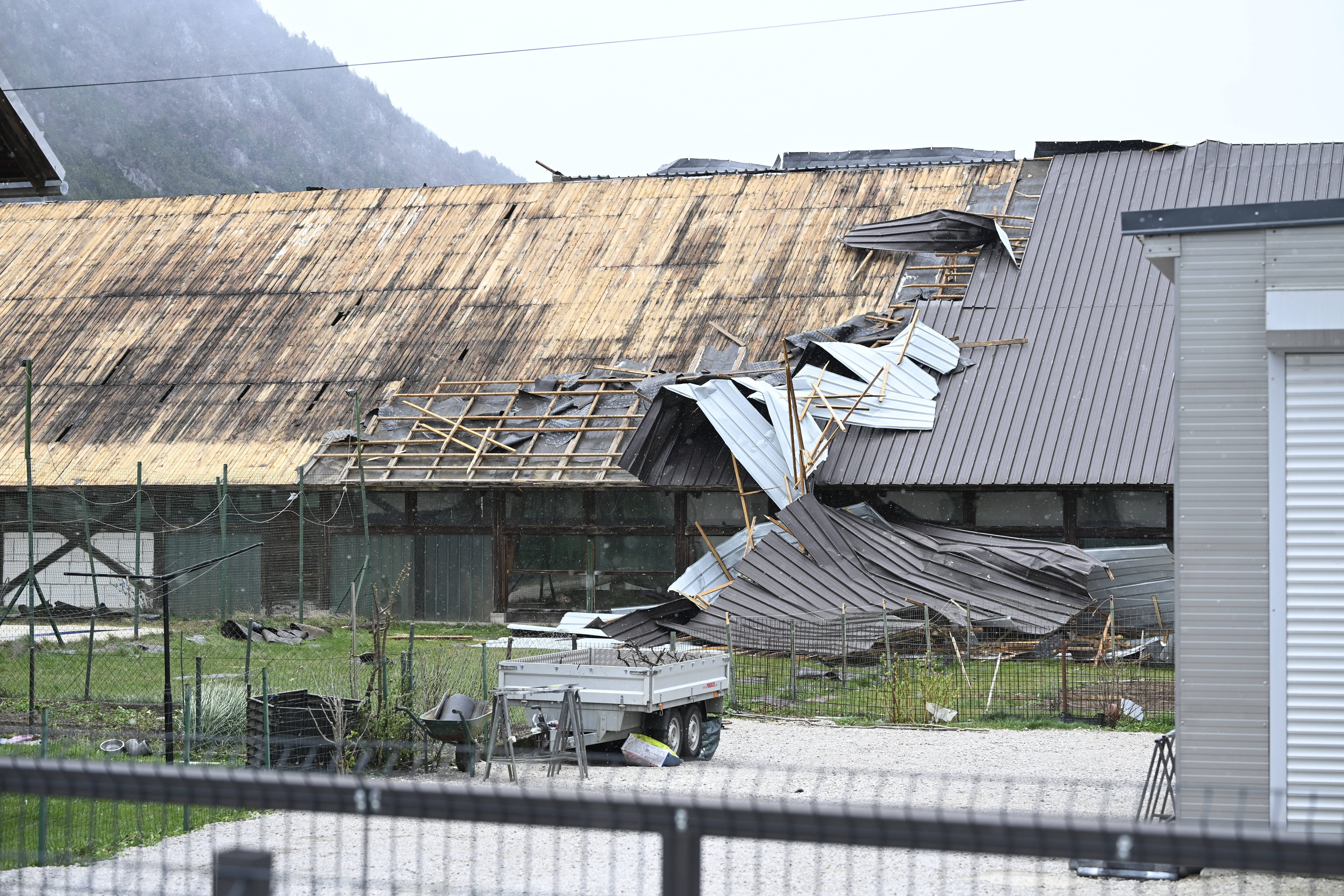 Poškodovani objekti po močnem vetru v Žirovnici