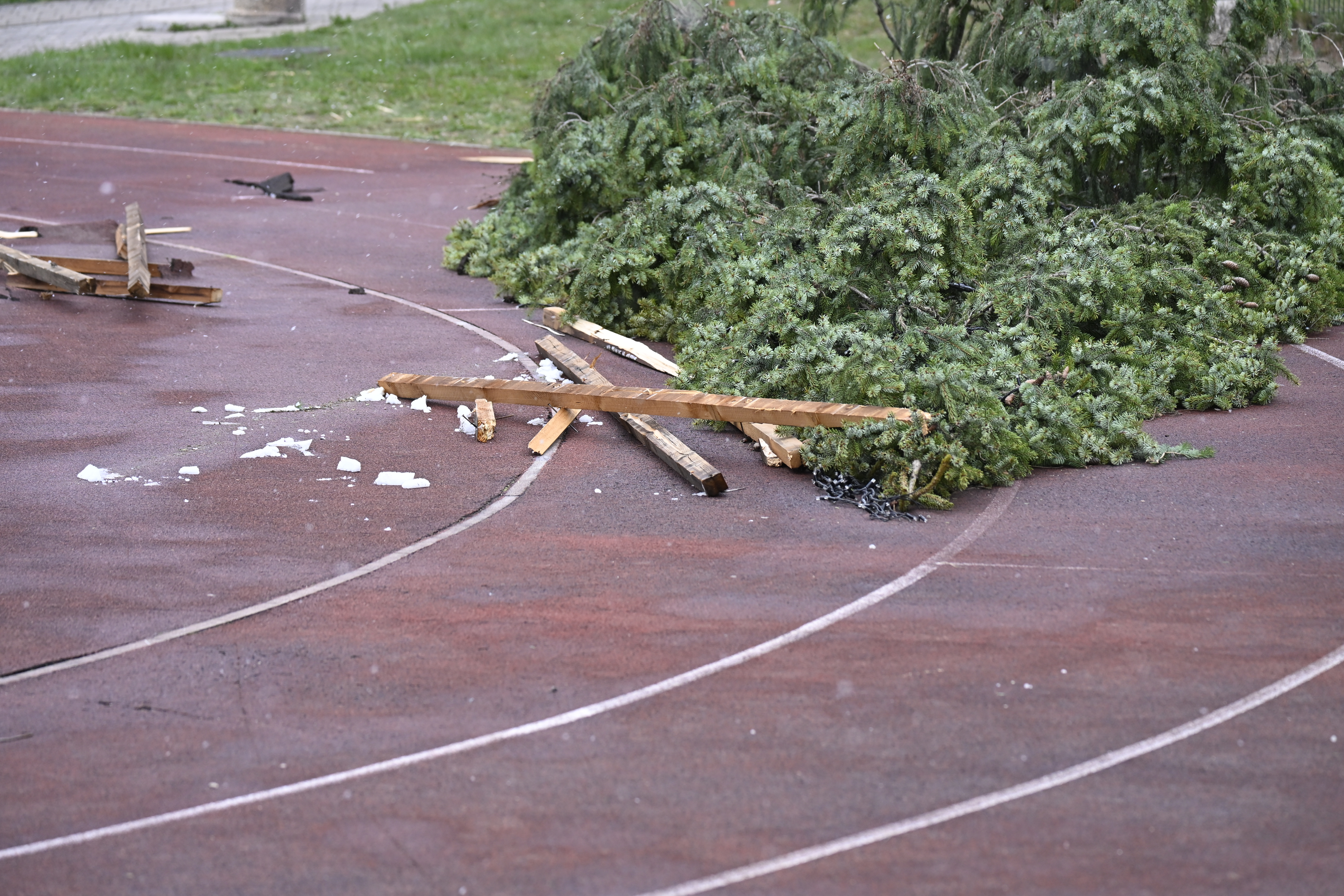 Poškodovani objekti po močnem vetru v Žirovnici