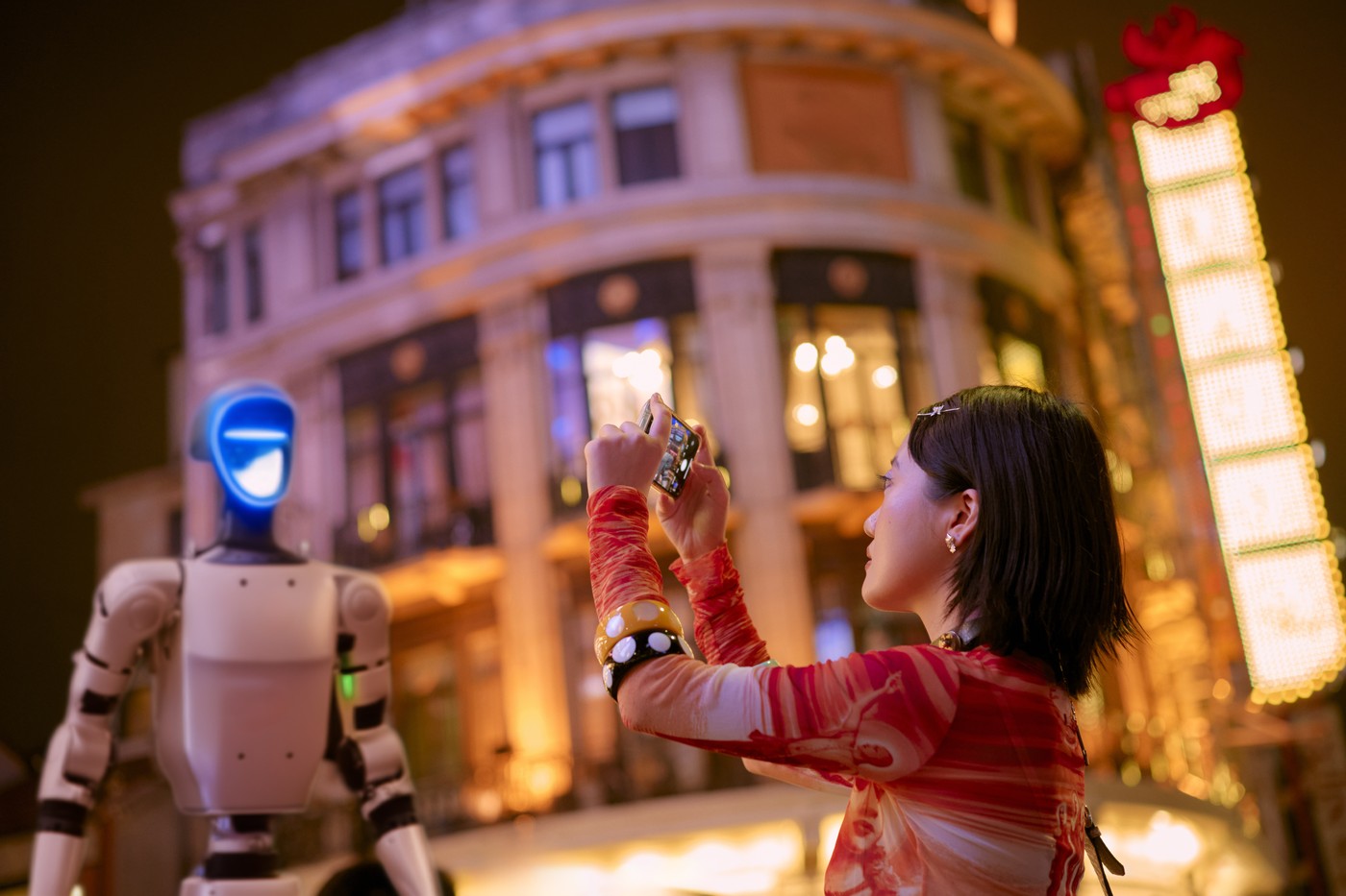 humanoidni robot na ulici Šanghaja