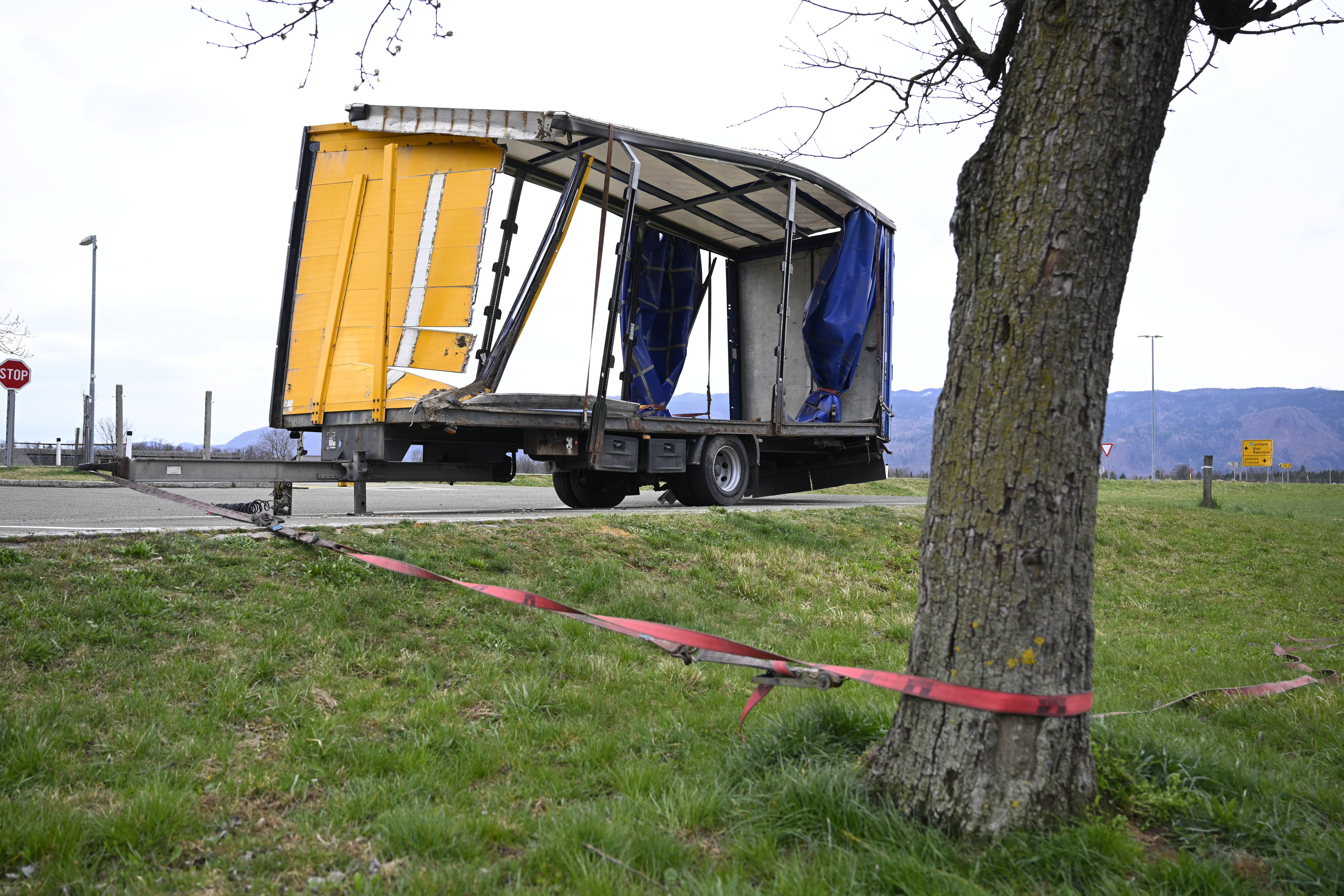 Poškodovani objekti po močnem vetru v Žirovnici