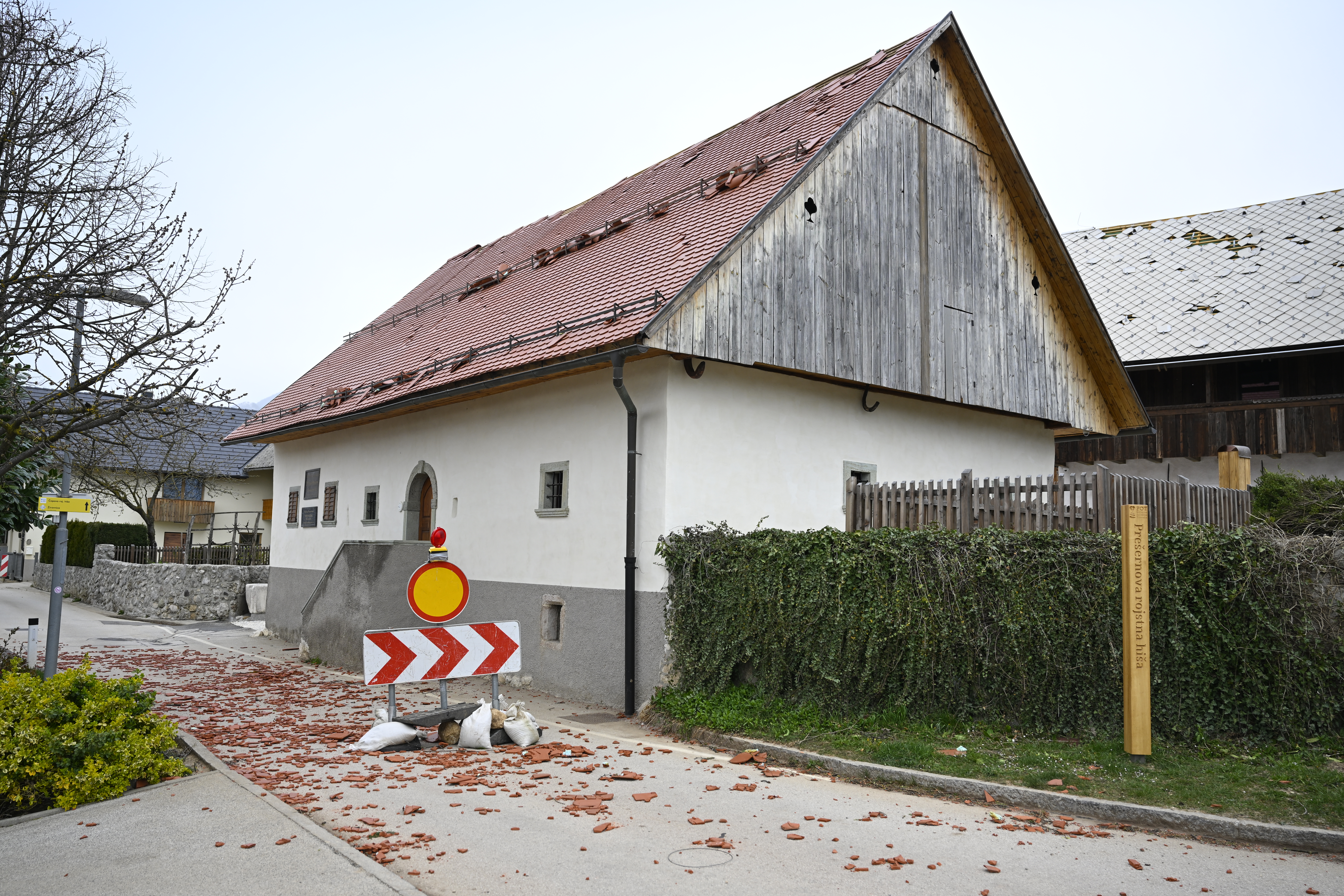 Poškodovani objekti po močnem vetru.