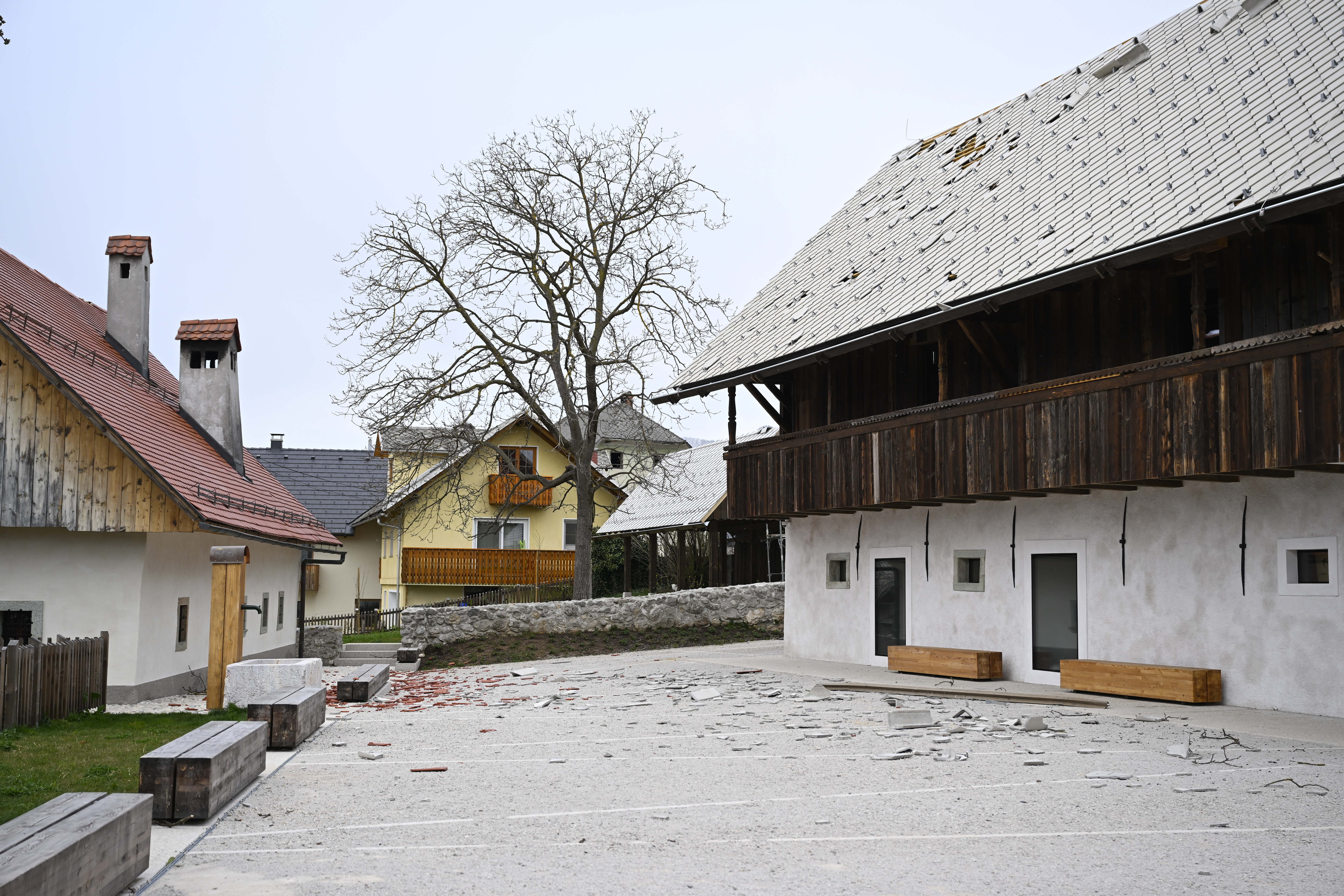 Poškodovani objekti po močnem vetru