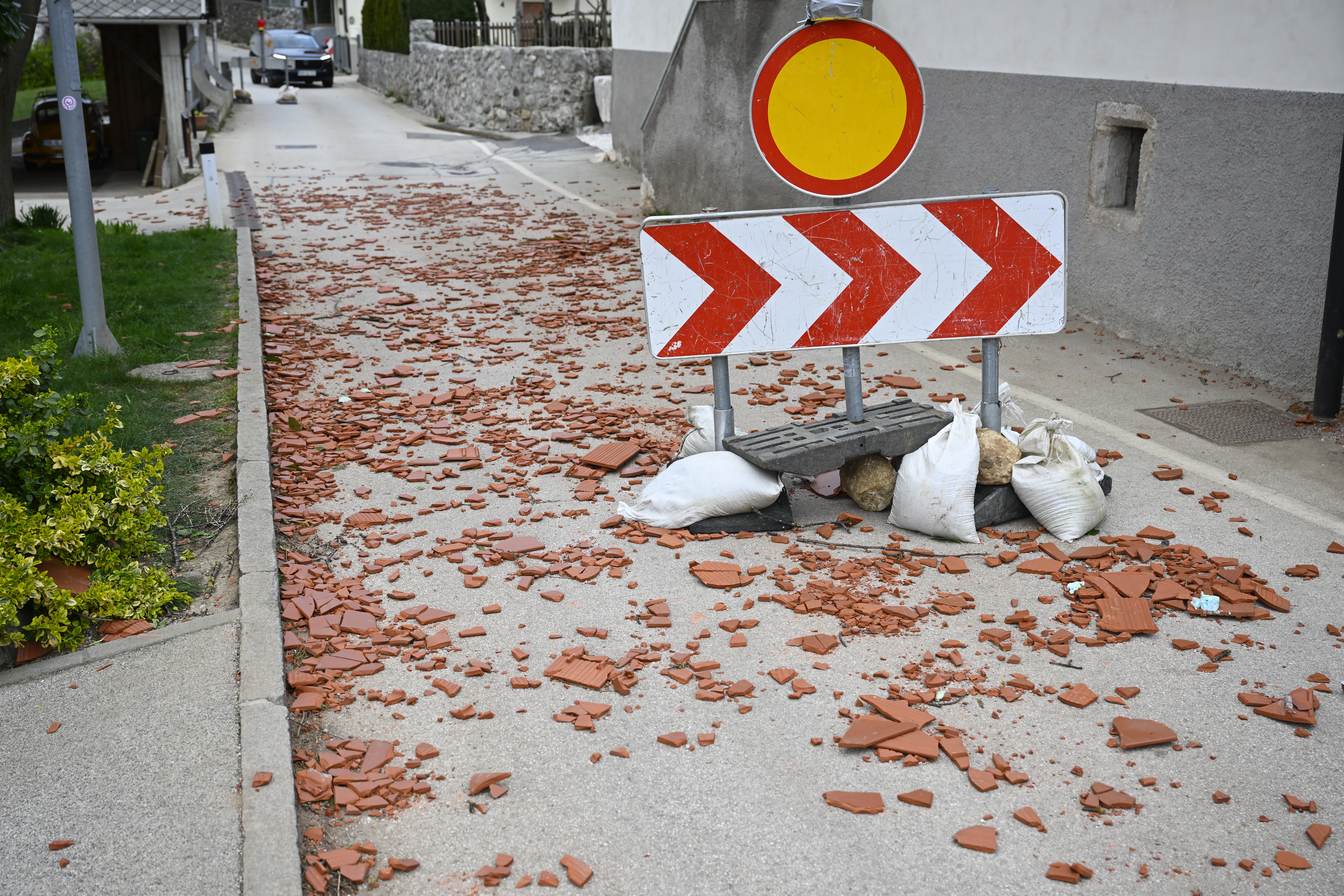 Poškodovani objekti po močnem vetru