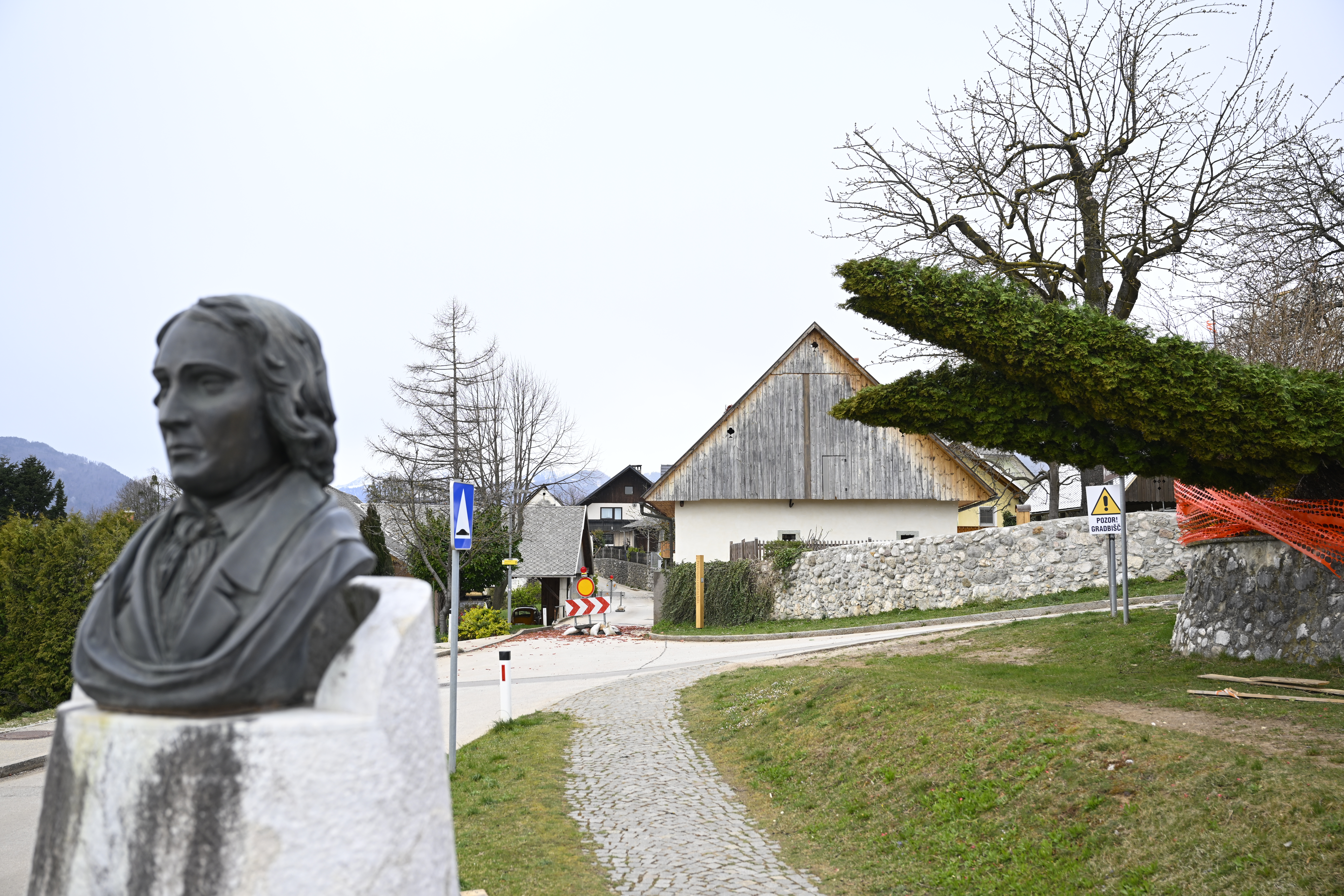 Poškodovani objekti po močnem vetru