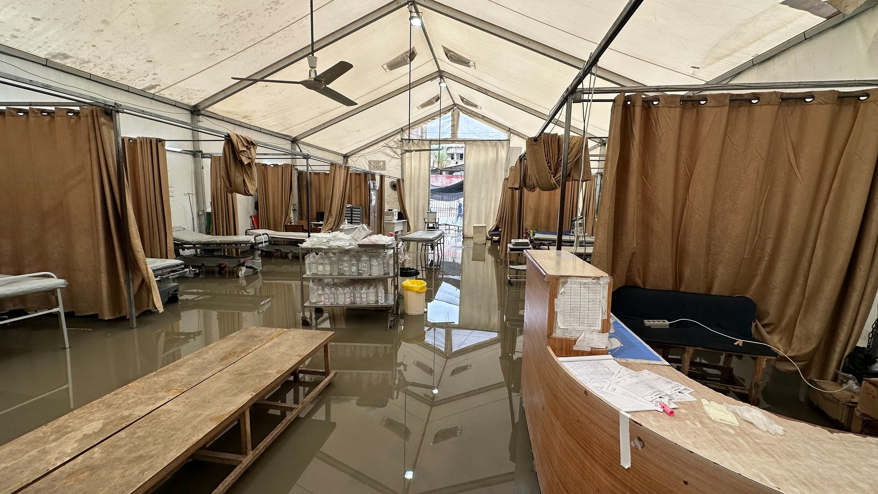 poplavljen šotor, ki služi kot urgenca