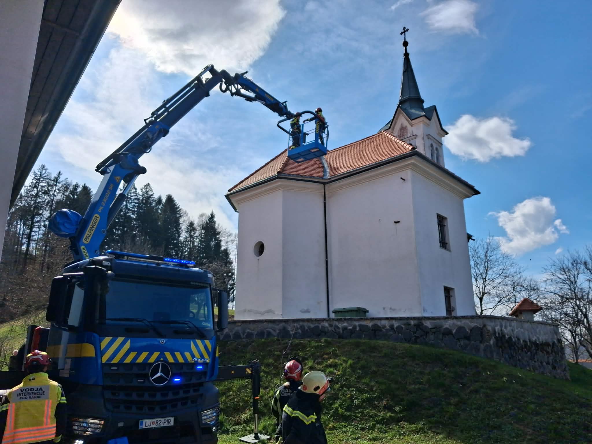 Odpravljanje posledic vetra na Cerkljanskem