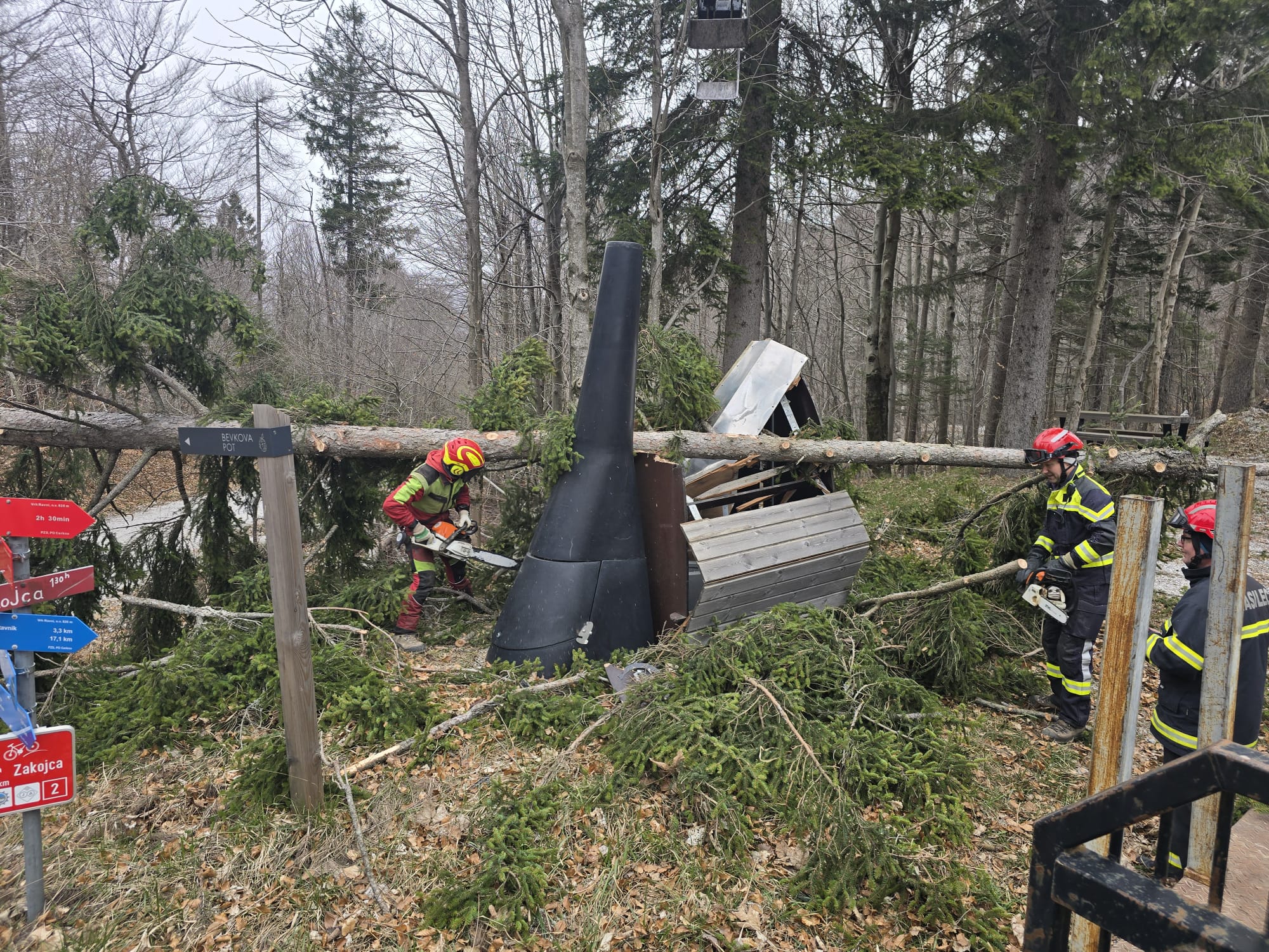 Odpravljanje posledic vetra na Cerkljanskem