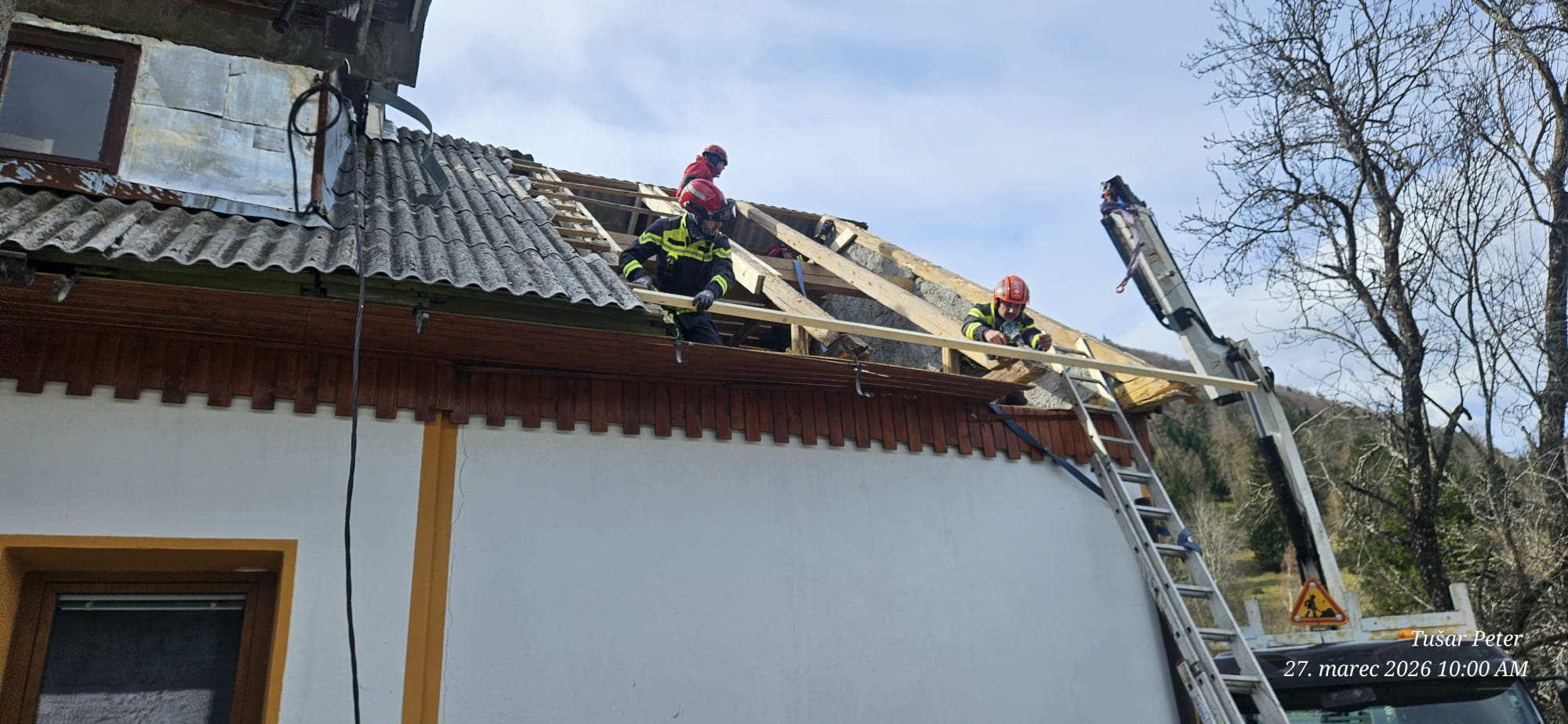 Odpravljanje posledic vetra na Cerkljanskem