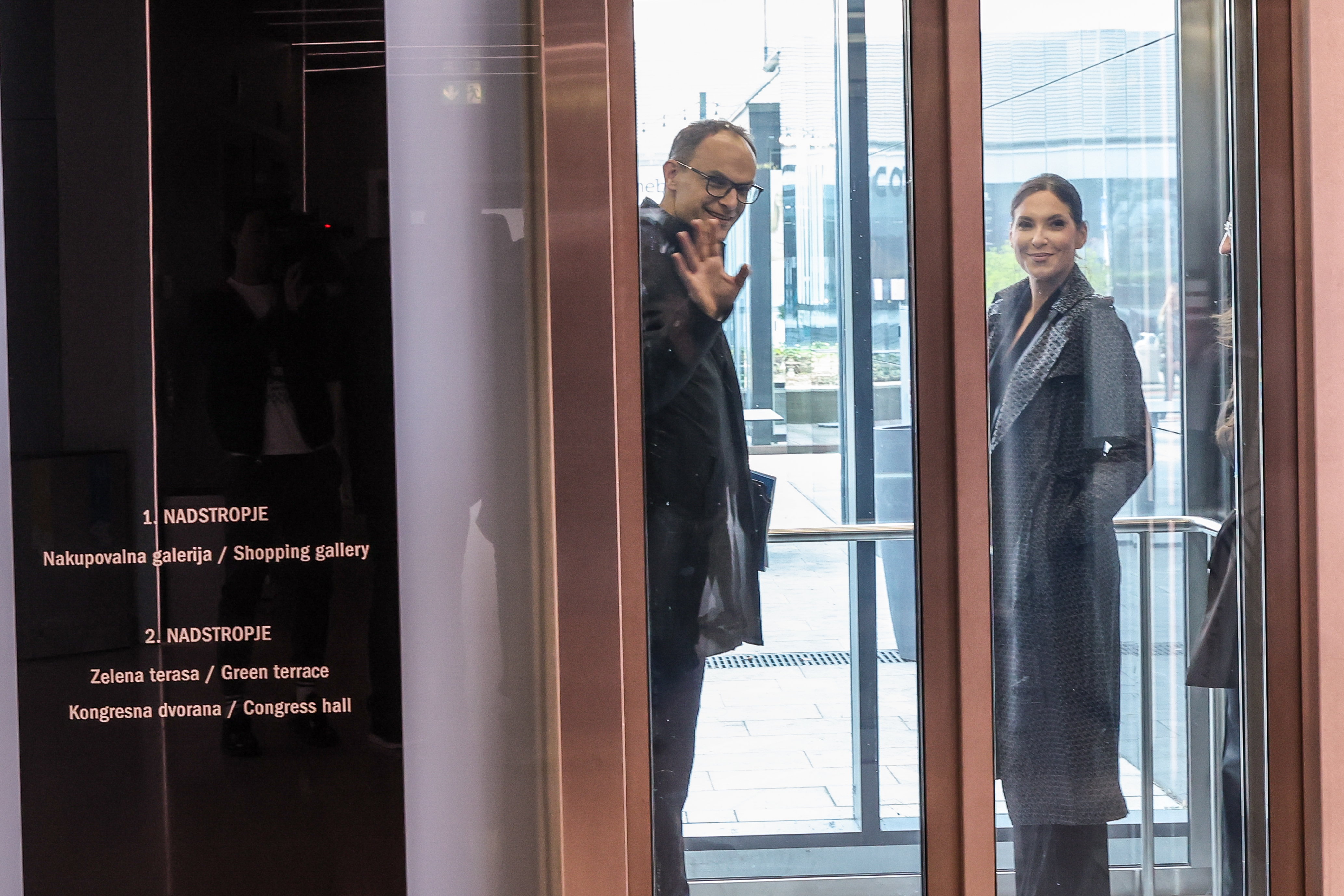 Anže Logar in Eva Irgl, Demokrati, sestanek, Kristalna palača