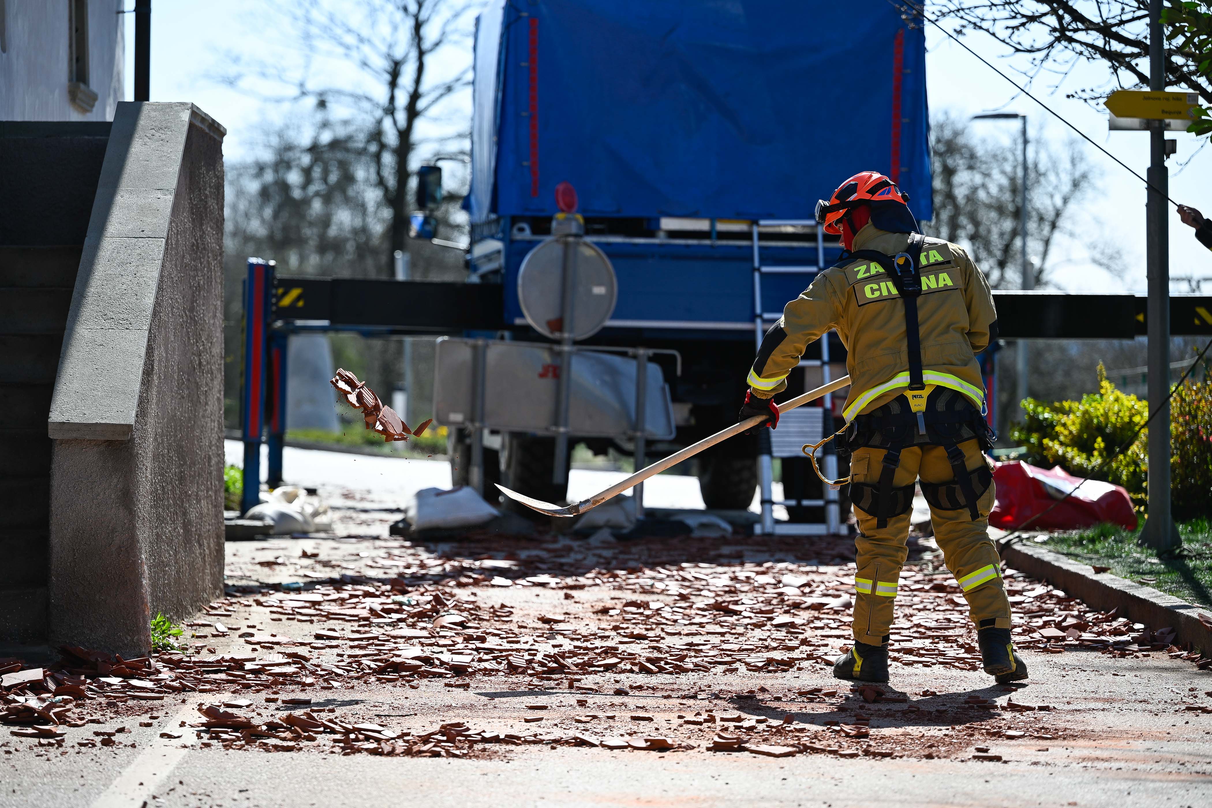 Gasilci v Žirovnici po vetrolomu