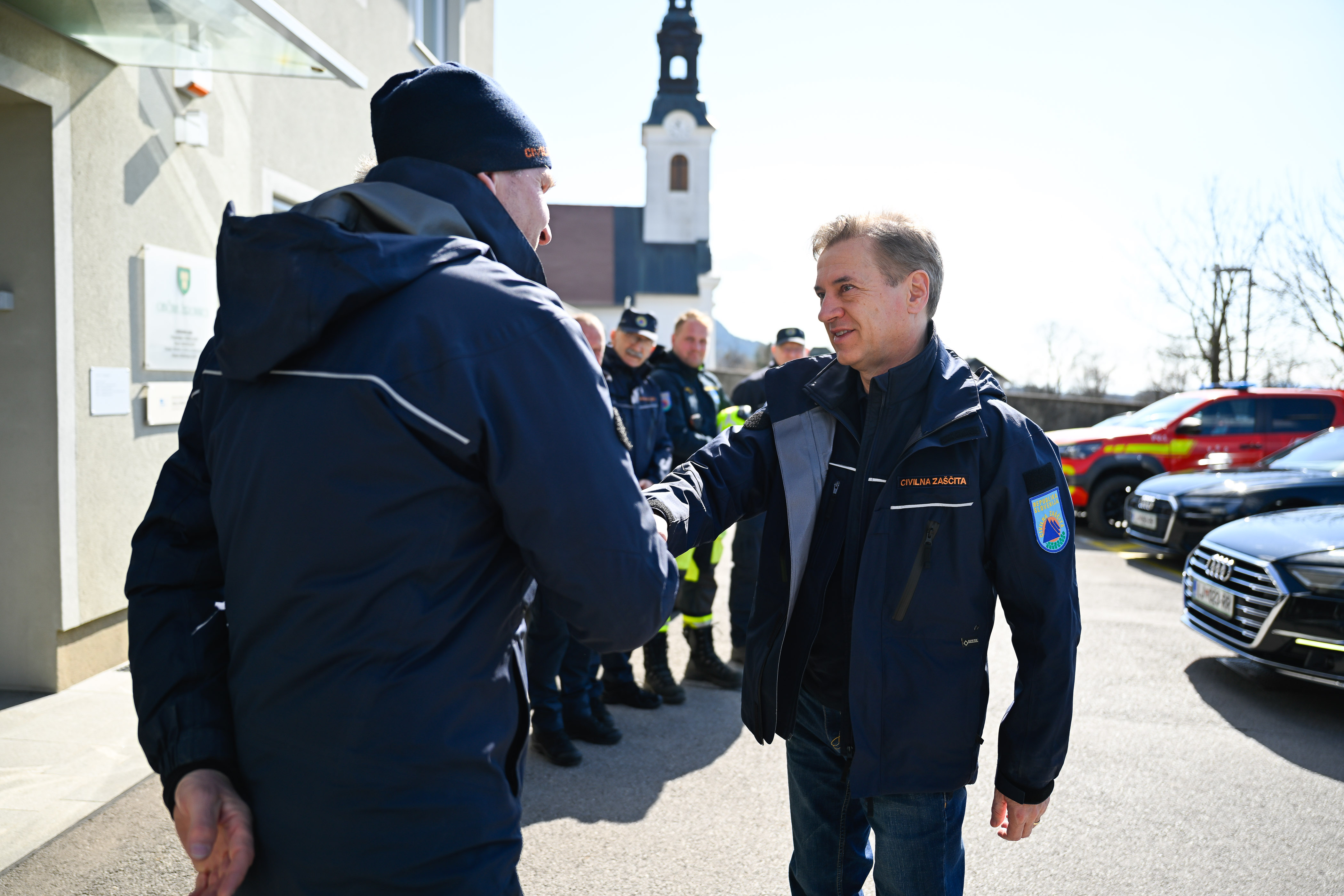 Premier Robert Golob prispel na ogled škode po vetrolomu v Žirovnici