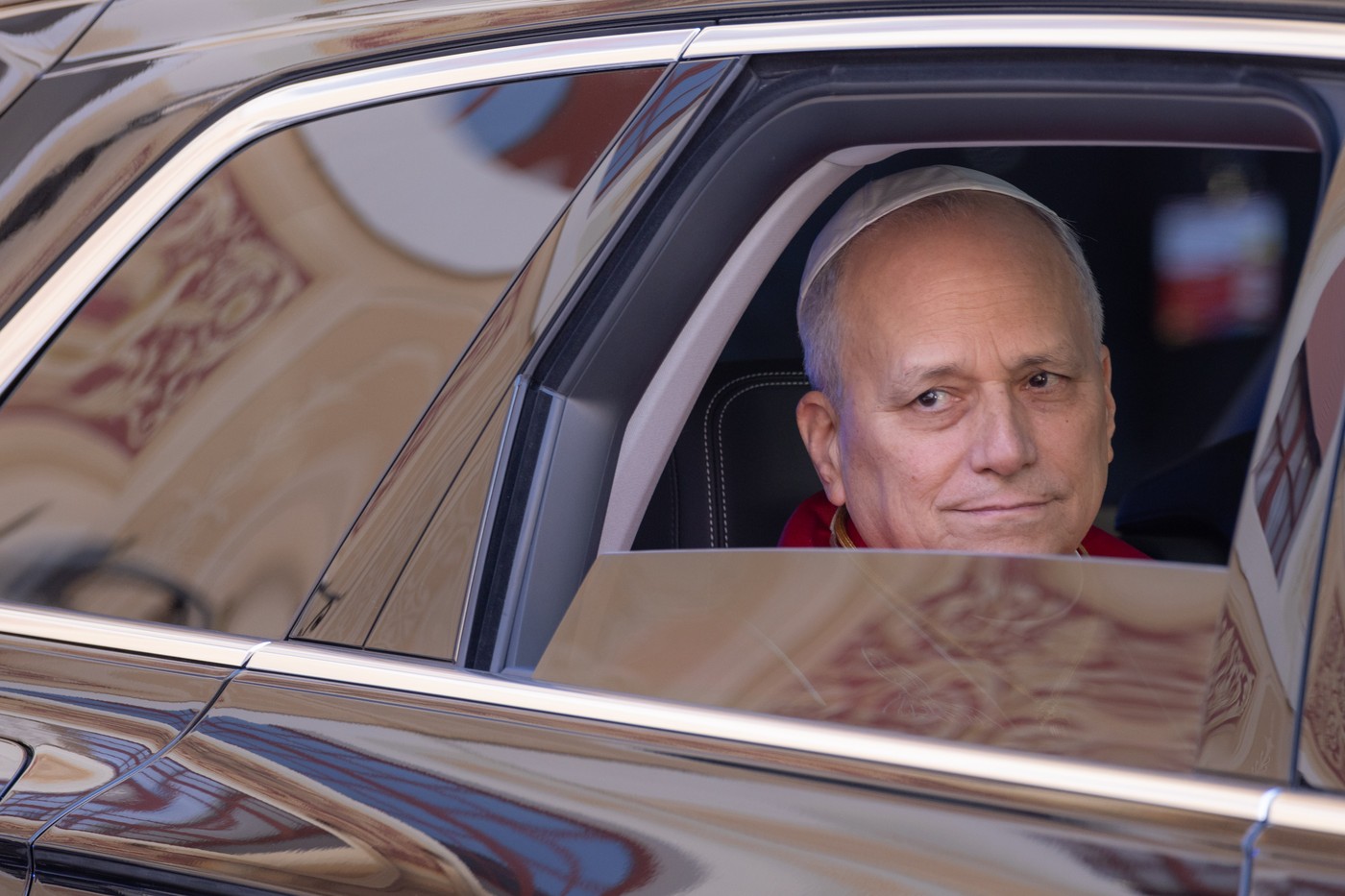 Zgodovinska molitev: kralj Karel III. in papež Leon XIV. skupaj v Sikstinski kapeli