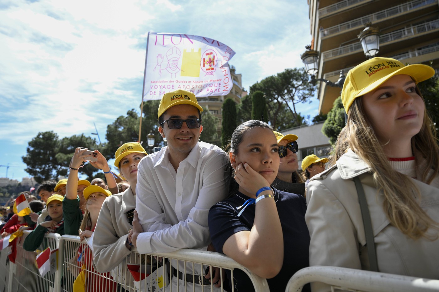 prisotni v monaku čakajo papeža