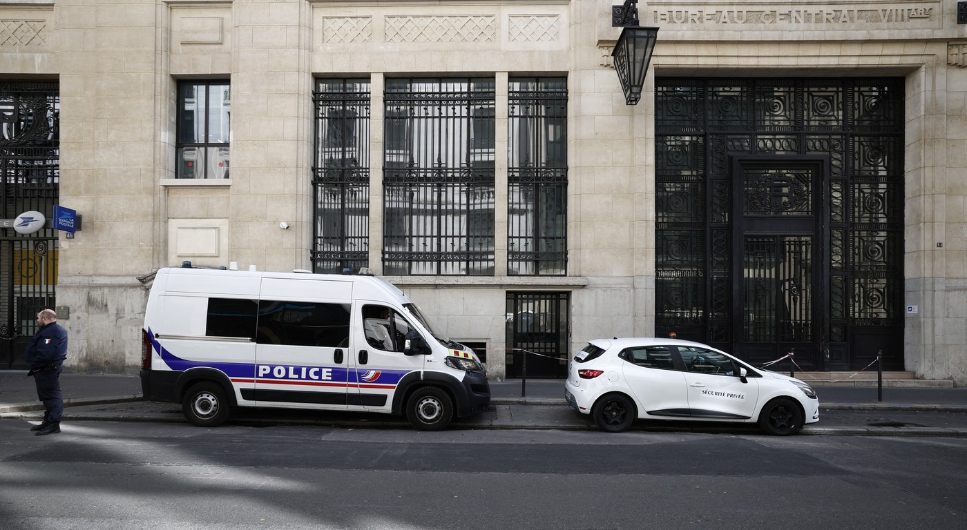 Policija pred poslopjem Banke Amerike v Parizu