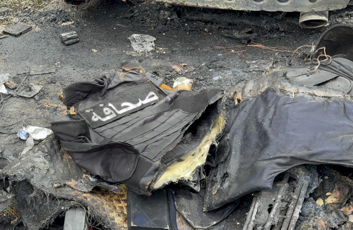 Novinarski zaščitni jopic po napadu