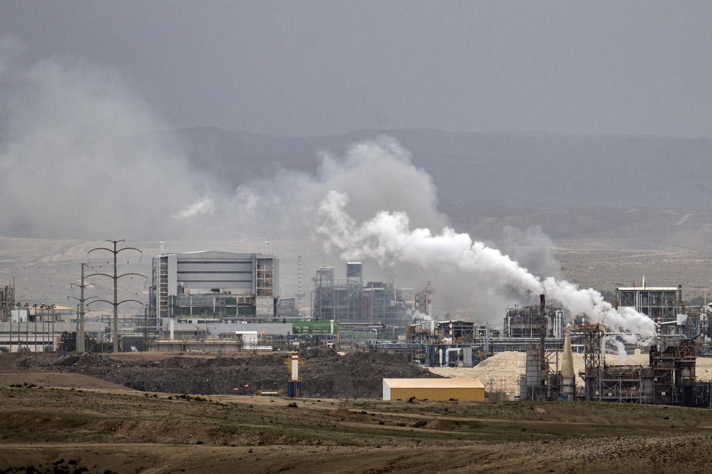 V kemični tovarni v bližini izraelskega mesta Beeršeba po iranskem napadu izbruhnil velik požar