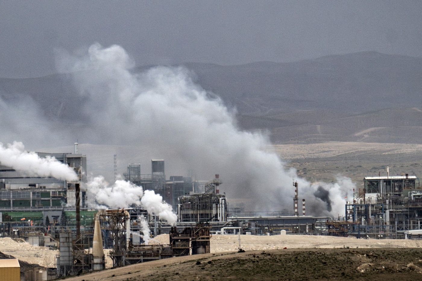 V kemični tovarni v bližini izraelskega mesta Beeršeba po iranskem napadu izbruhnil velik požar