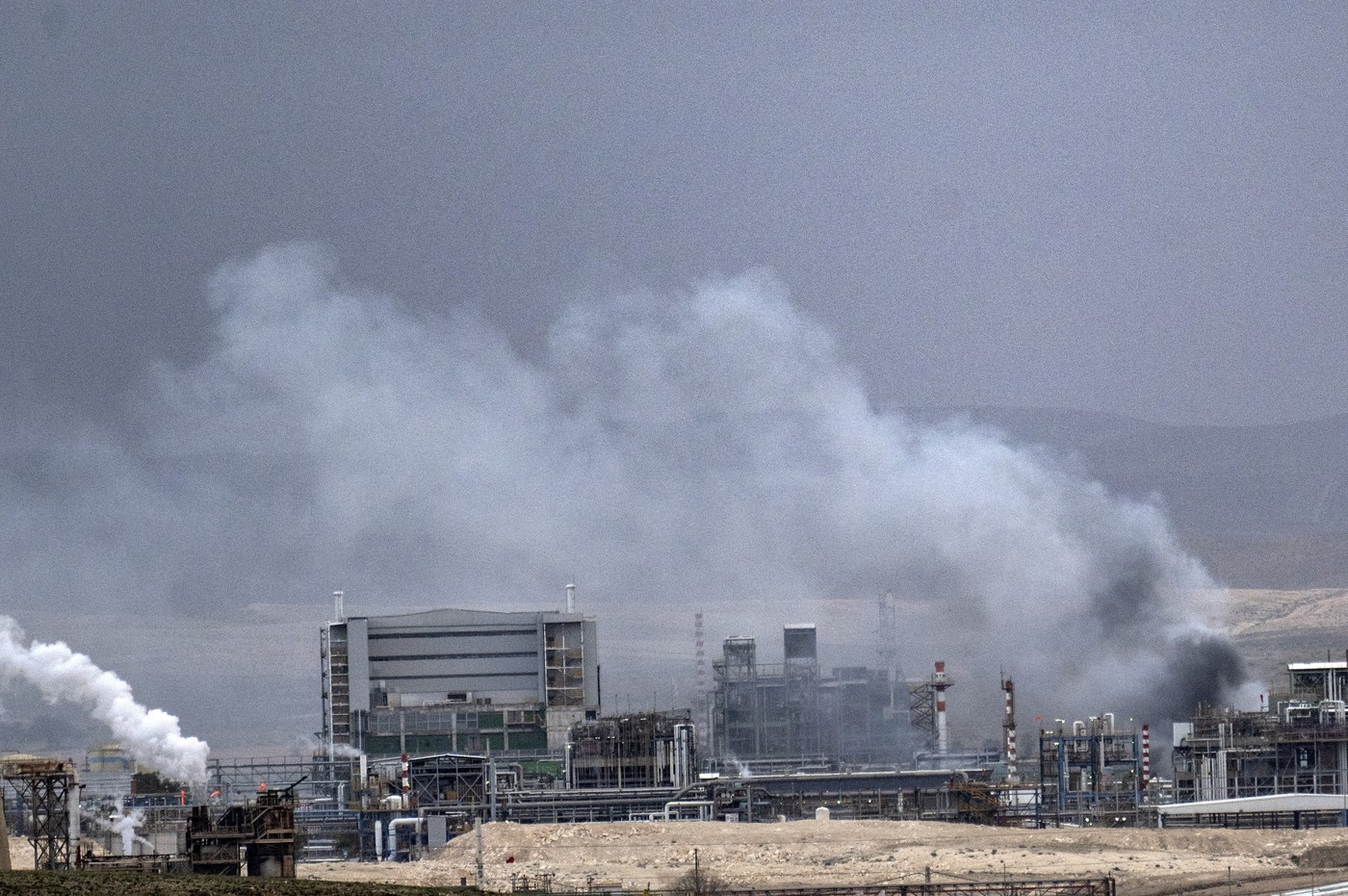 V kemični tovarni v bližini izraelskega mesta Beeršeba po iranskem napadu izbruhnil velik požar