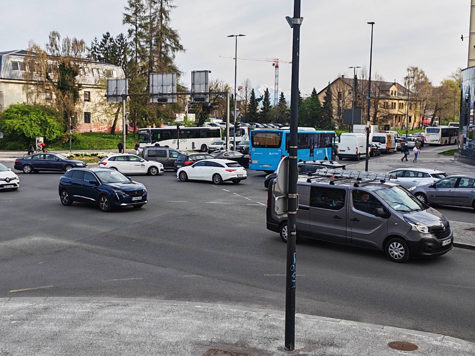 Gneča v Ljubljani pred zaporo ob Železniški postaji