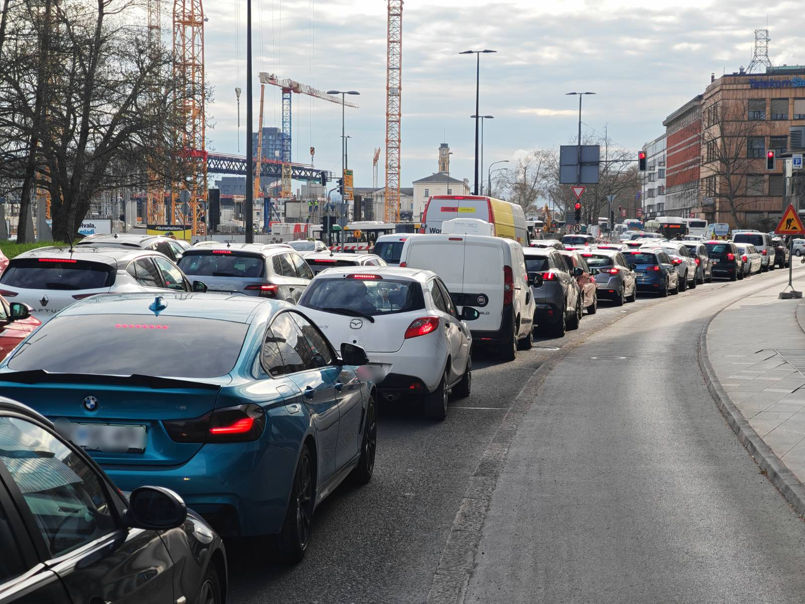 Gneča v Ljubljani pred zaporo ob Železniški postaji