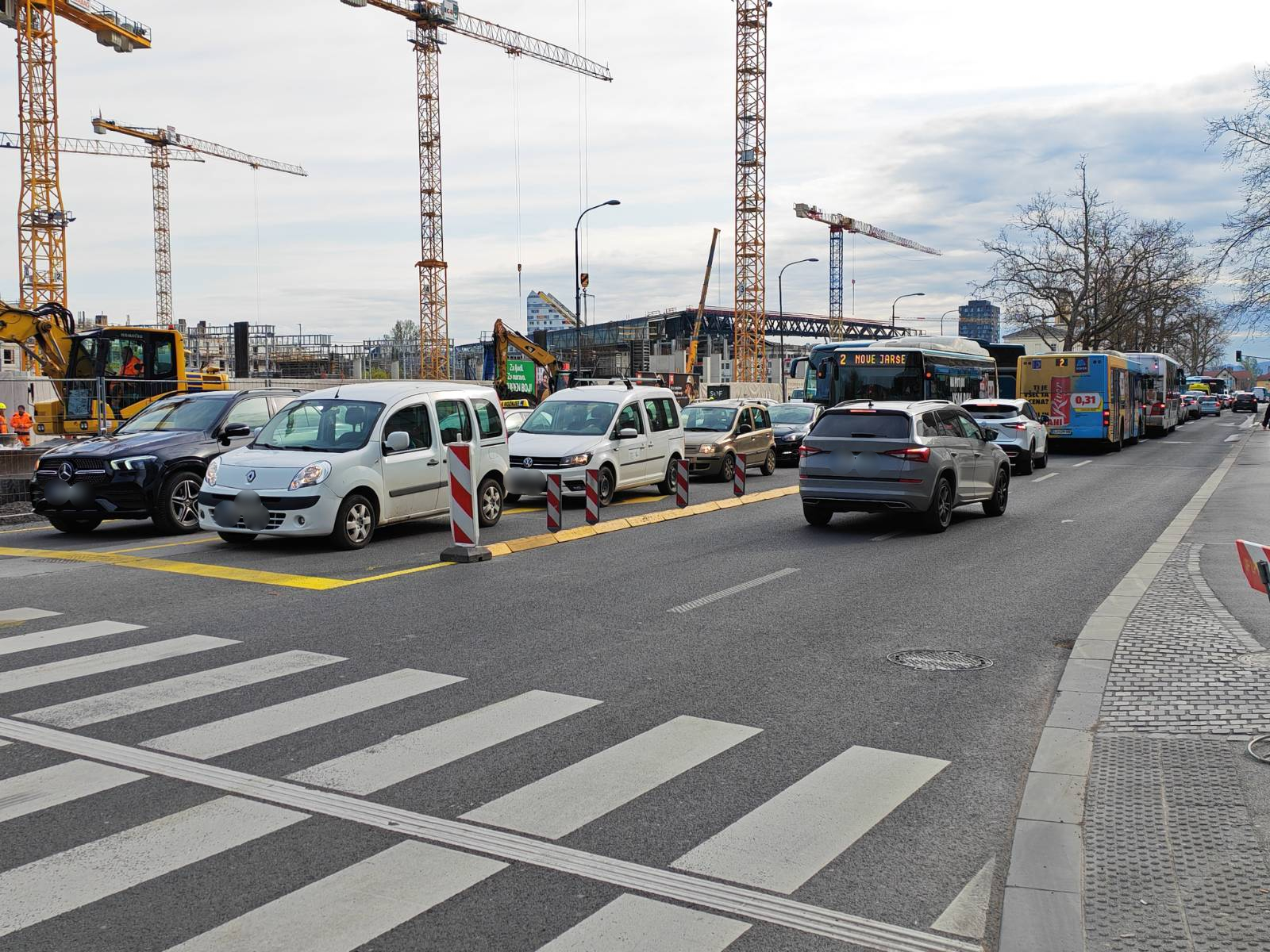 Zapora ceste pri železniški postaji v Ljubljani