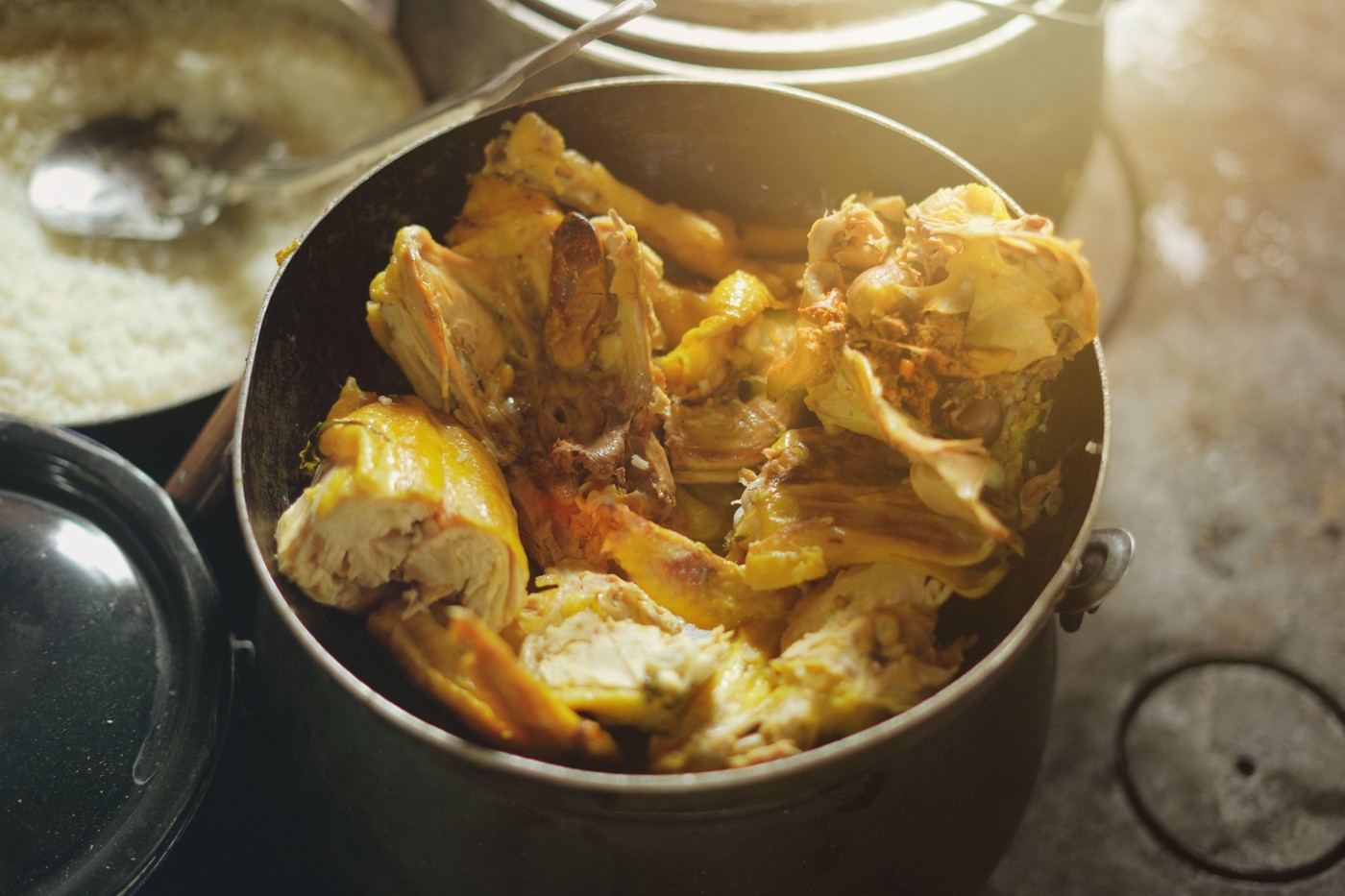 kuhanje piščančjega mesa piščanca, kuhan piščanec, obara, kurja juha v loncu