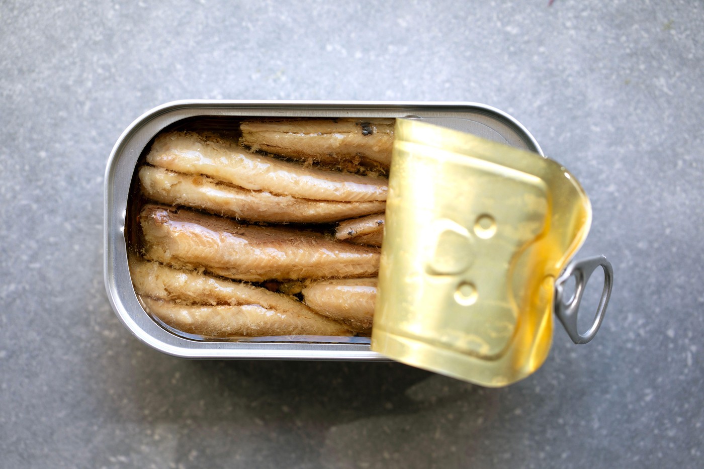 odprta ribja konzerva