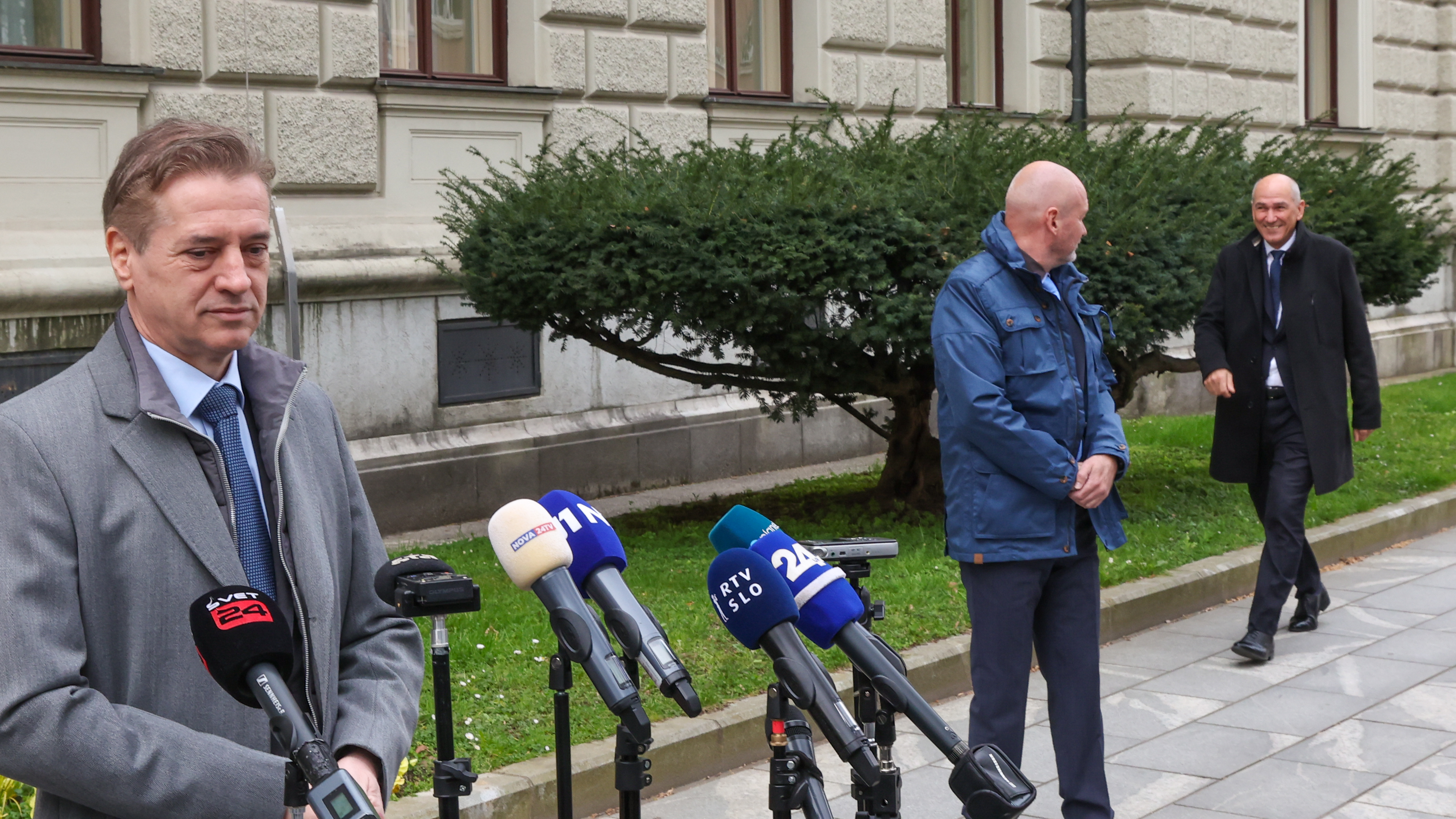 Robert Golob, Janez Janša