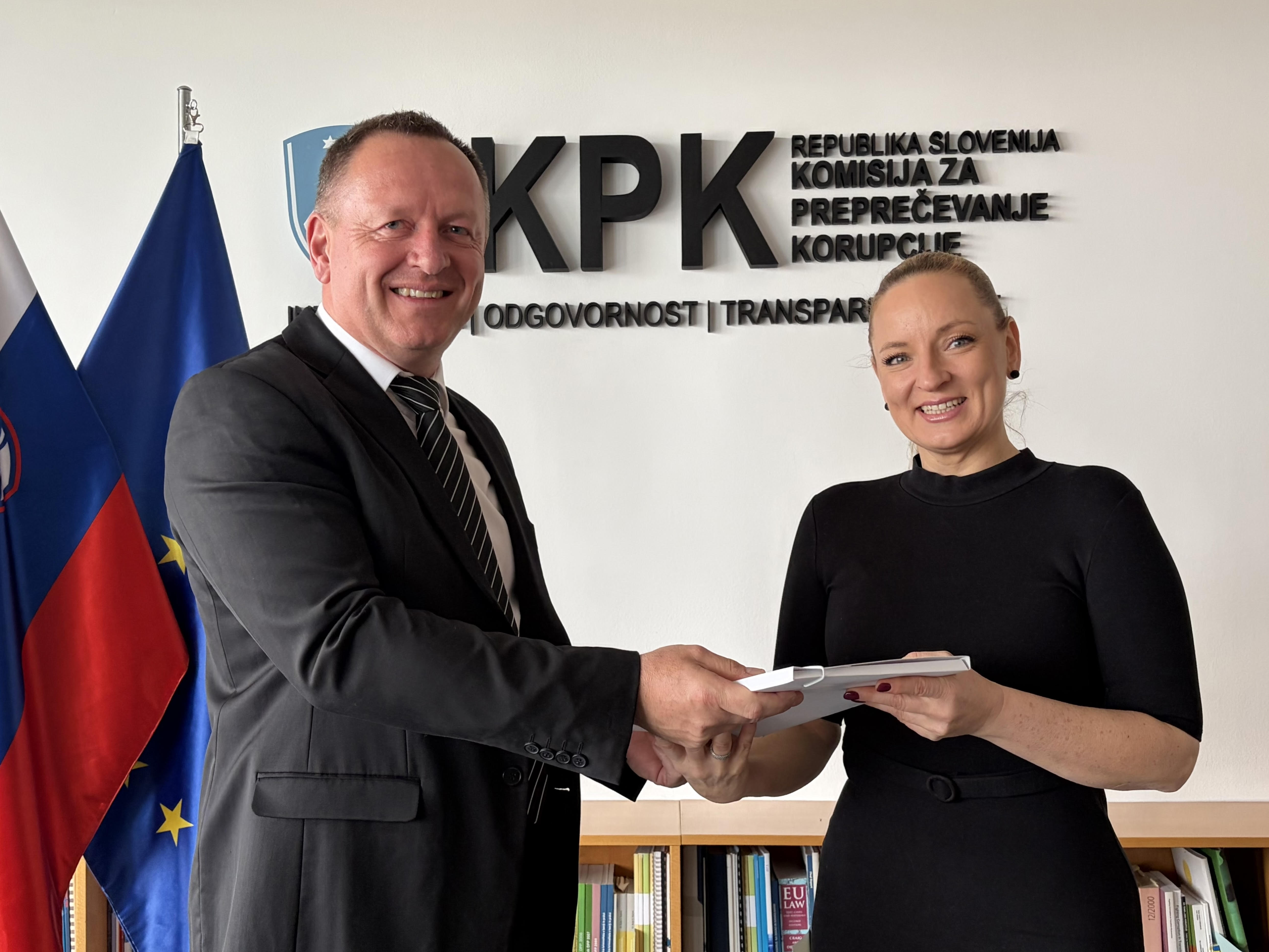 Katarina Bervar Sternad in Robert Šumi, primopredaja poslov na KPK