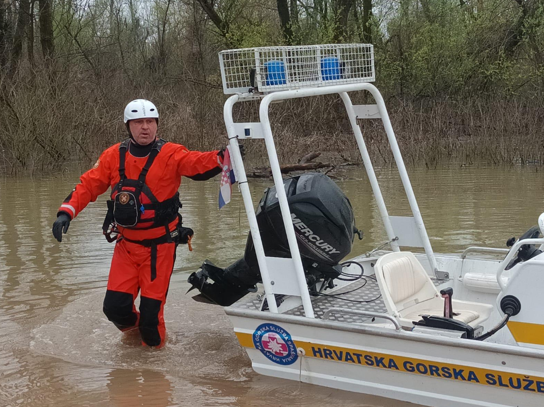 Na Hrvaškem na reki Savi iščejo več deset ljudi