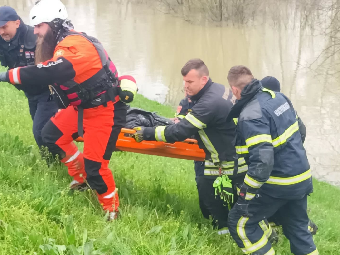 Na Hrvaškem reševali ljudi iz reke Save