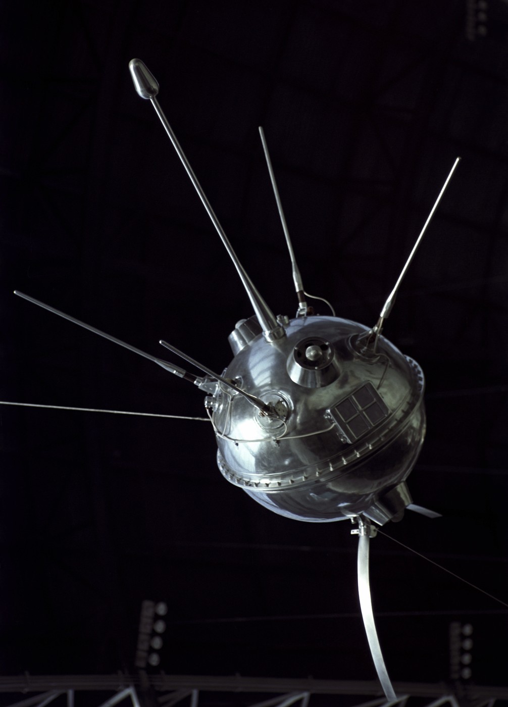 Luna 2, sovjetska vesoljska sonda, prvi izdelek človeških rok, ki je pristal na Luni leta 1959