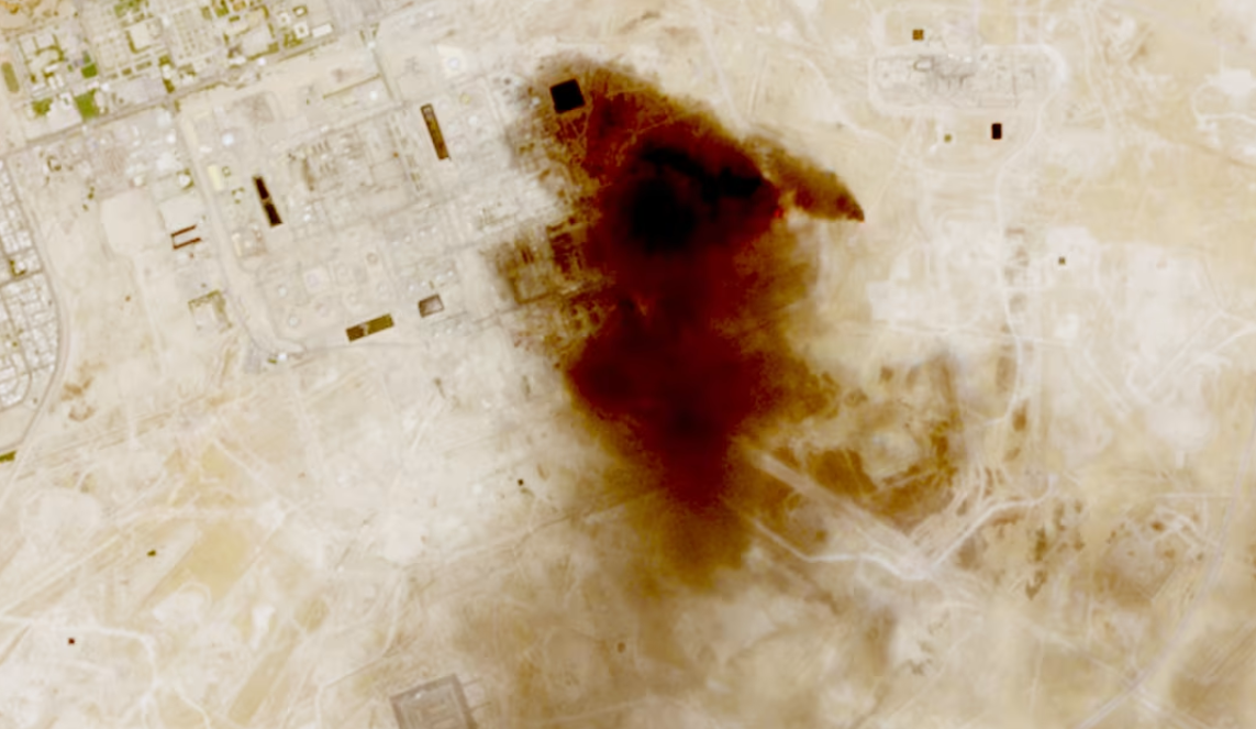 Dim nad predelovalnim obratom podjetja Saudi Aramco v Savdski Arabiji.