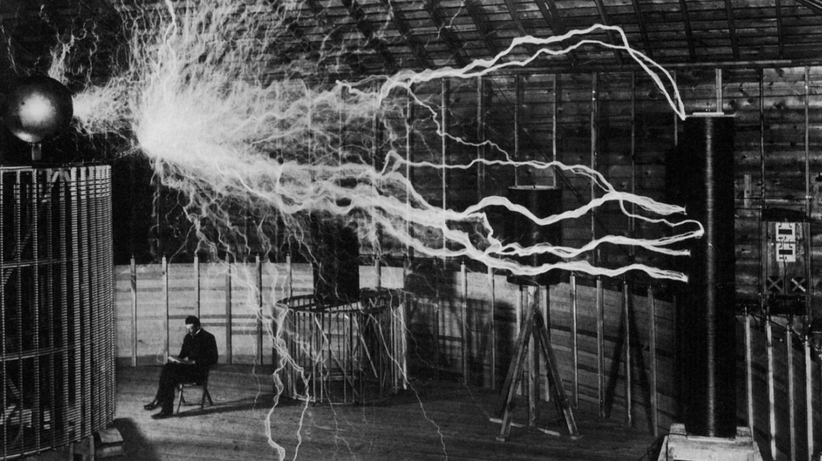 Nikola Tesla v laboratoriju ob generatorju umetnih strel